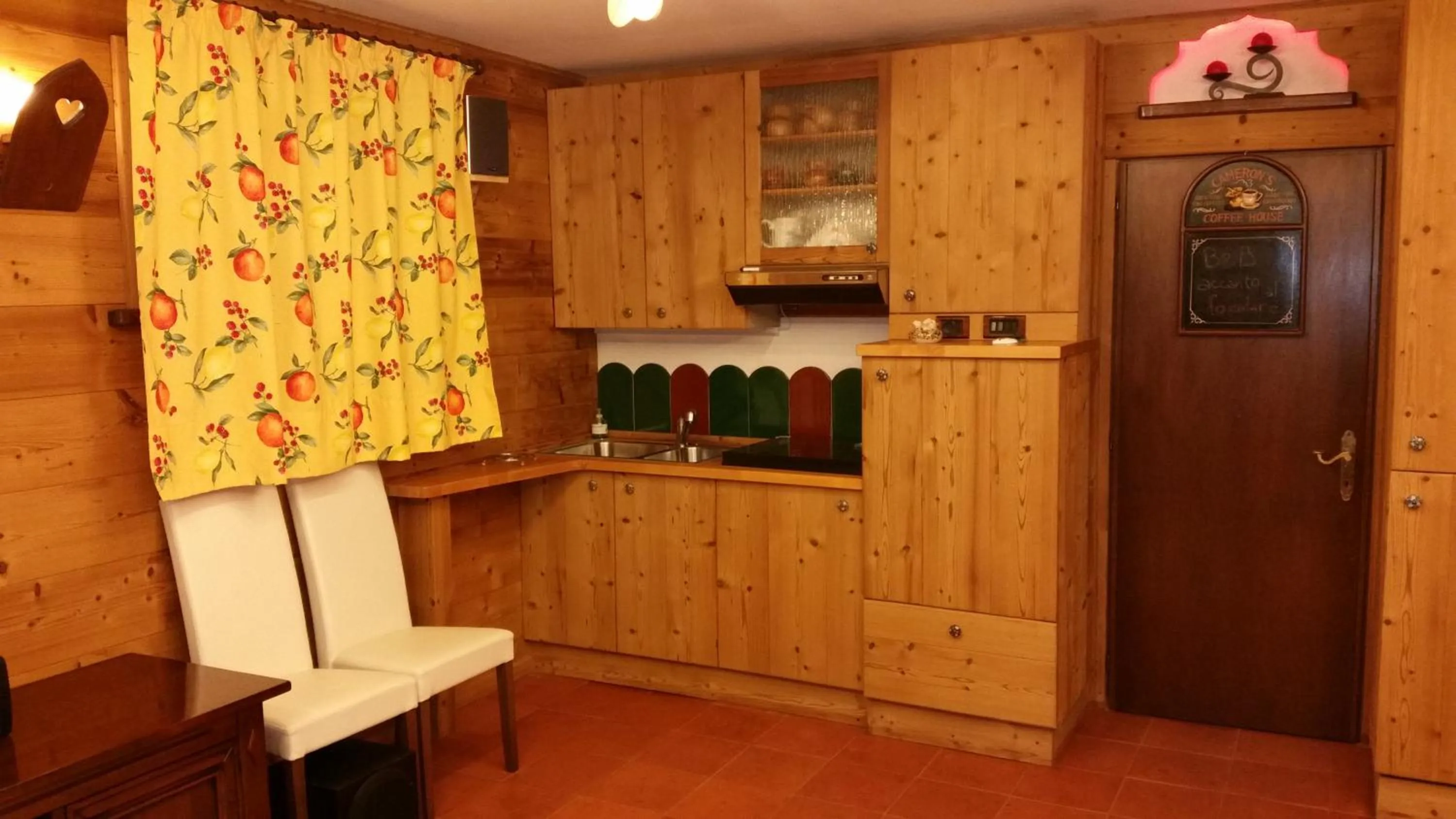 Kitchen or kitchenette in B&B Accanto al Focolare 2