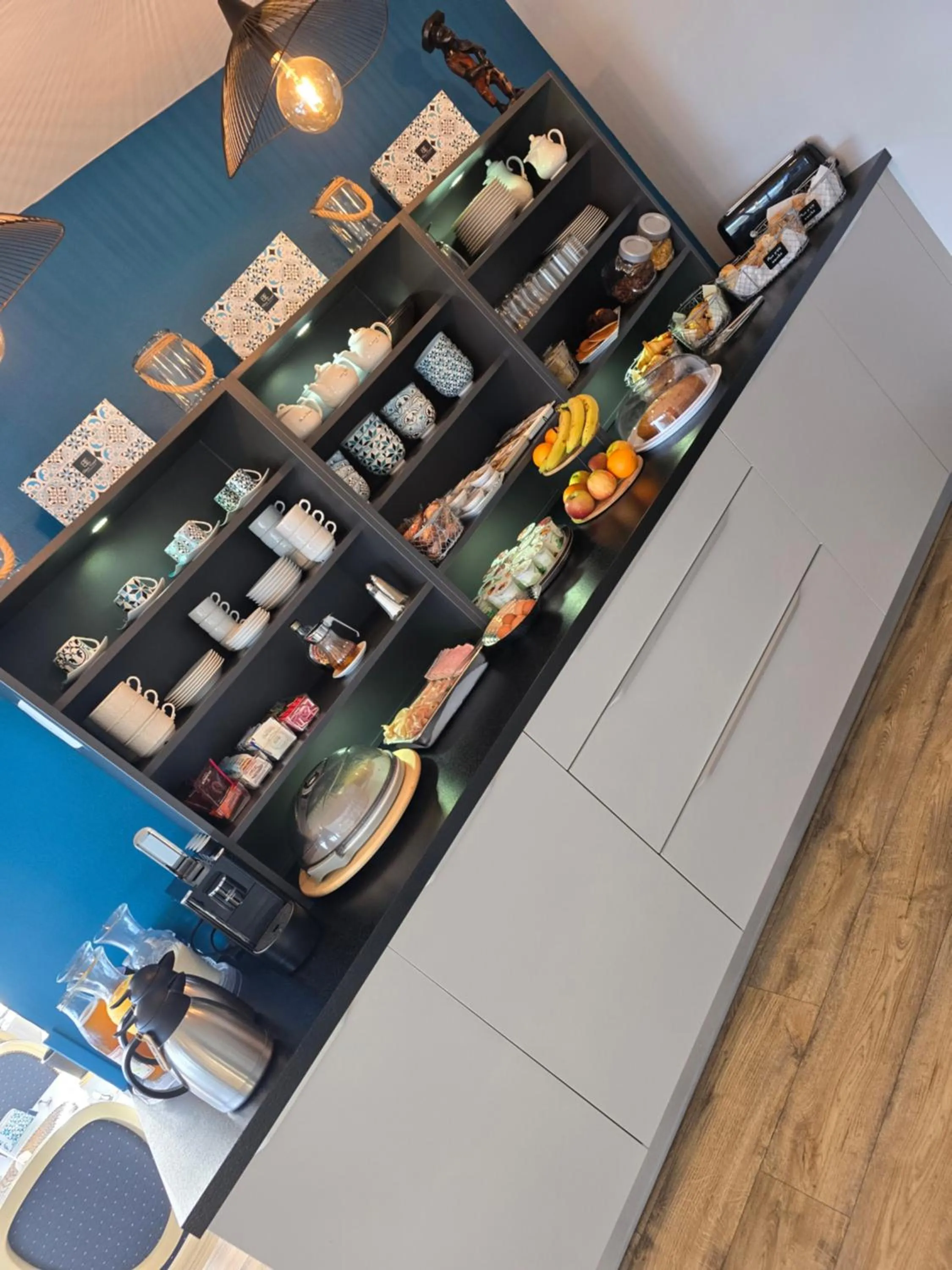 Continental breakfast in Hôtel L'ideal le Mountbatten