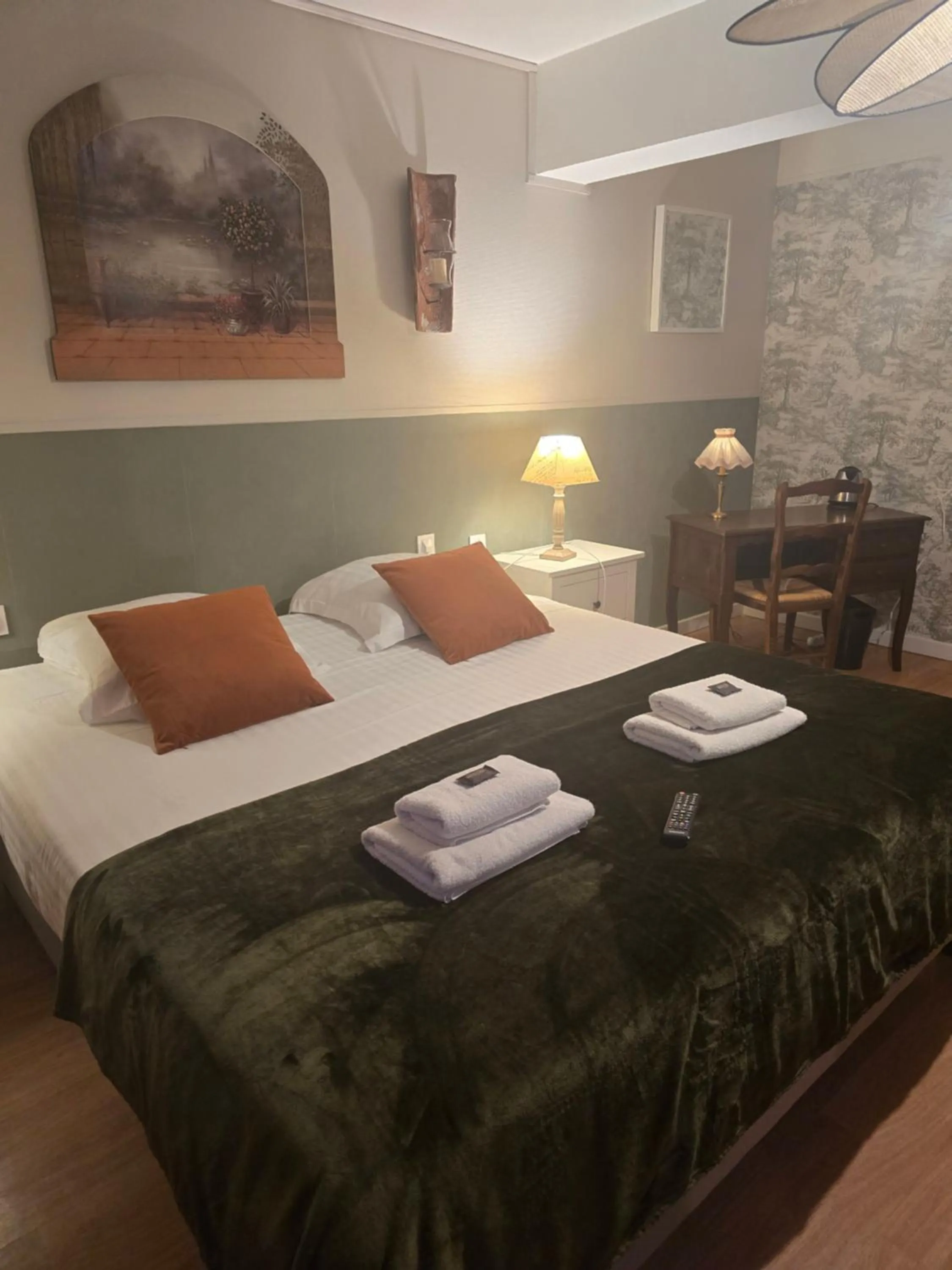 Bed in Hôtel L'ideal le Mountbatten