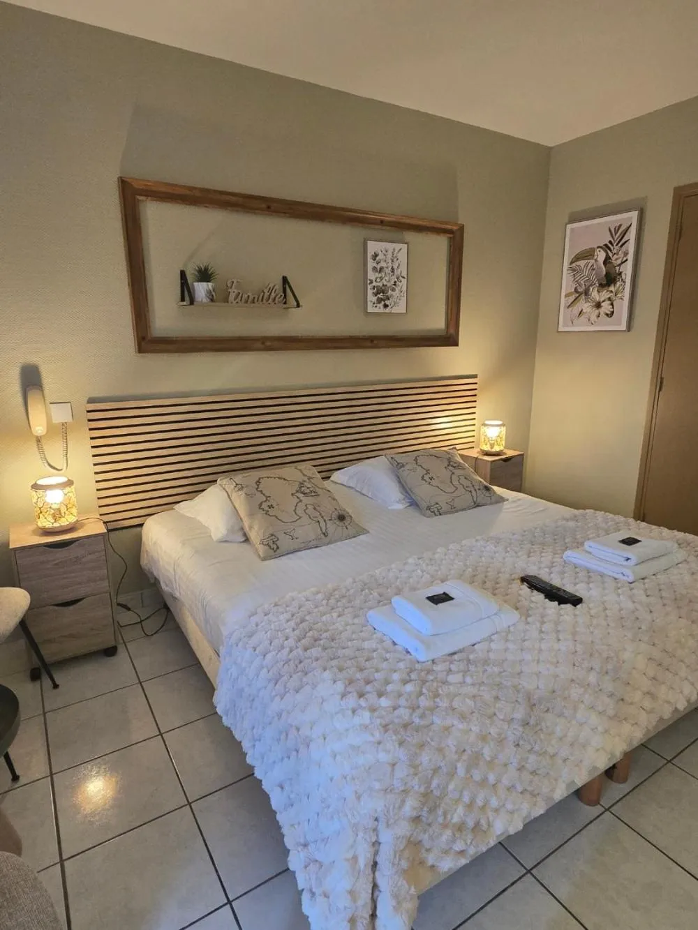 Bed in Hôtel L'ideal le Mountbatten