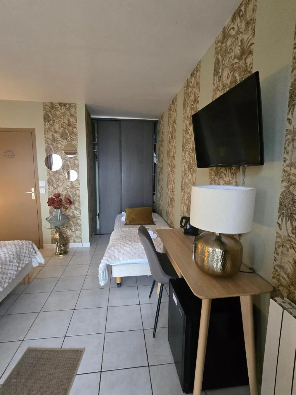 Bed in Hôtel L'ideal le Mountbatten