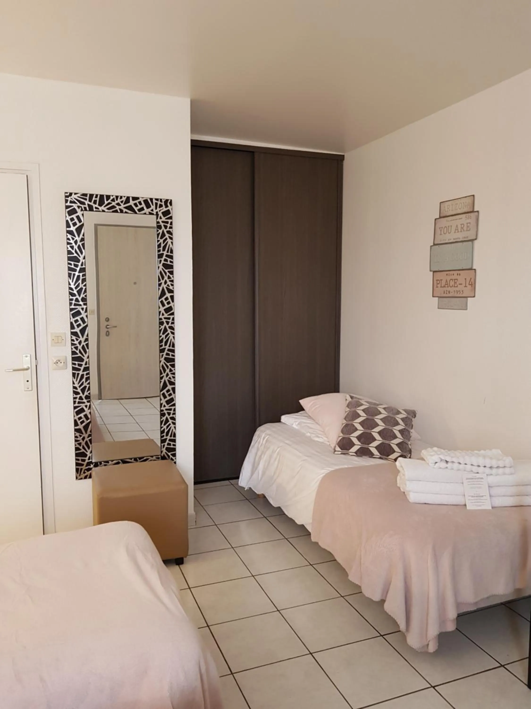 Bed in Hôtel L'ideal le Mountbatten