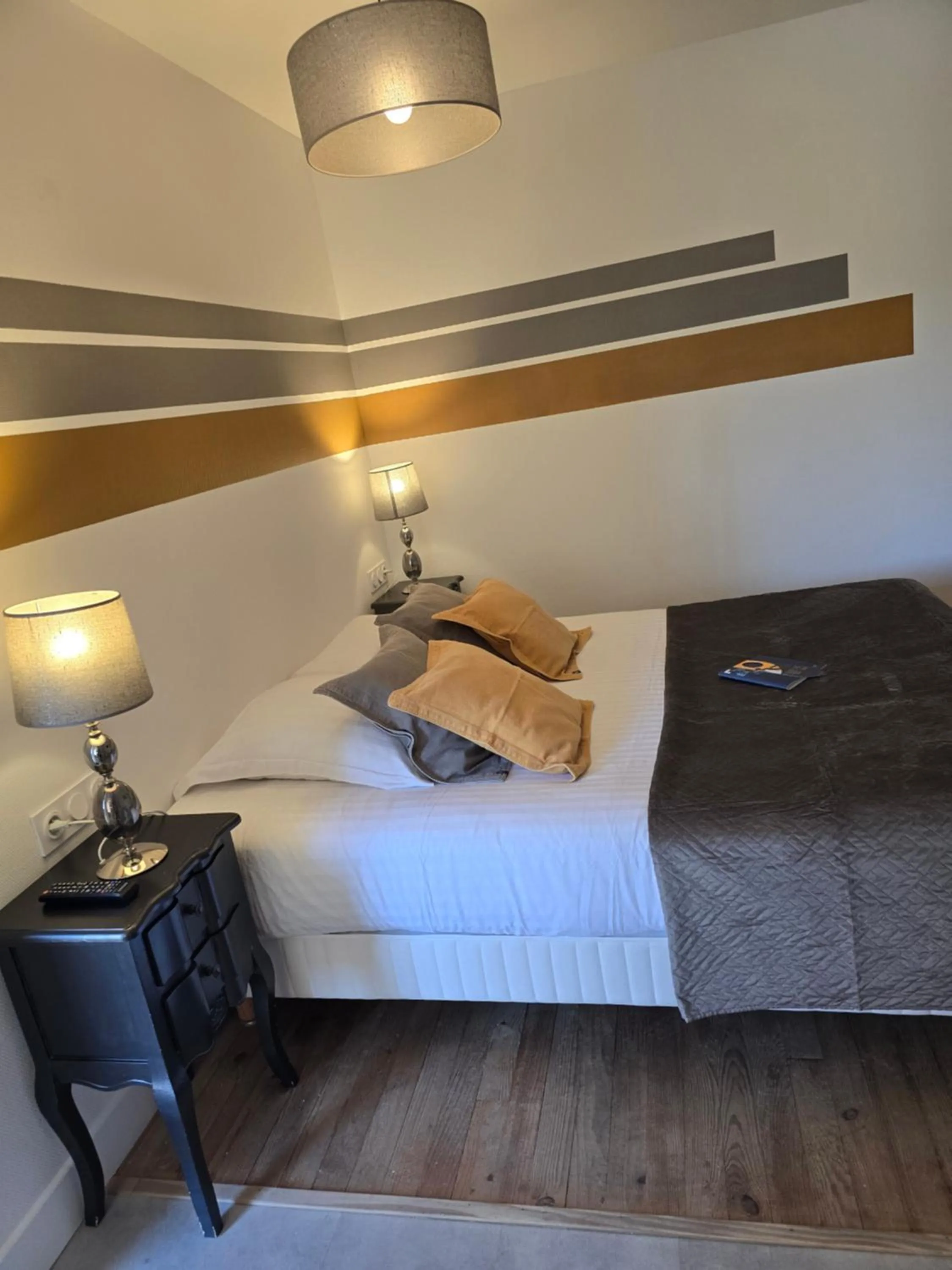 Bedroom, Bed in Hôtel L'ideal le Mountbatten