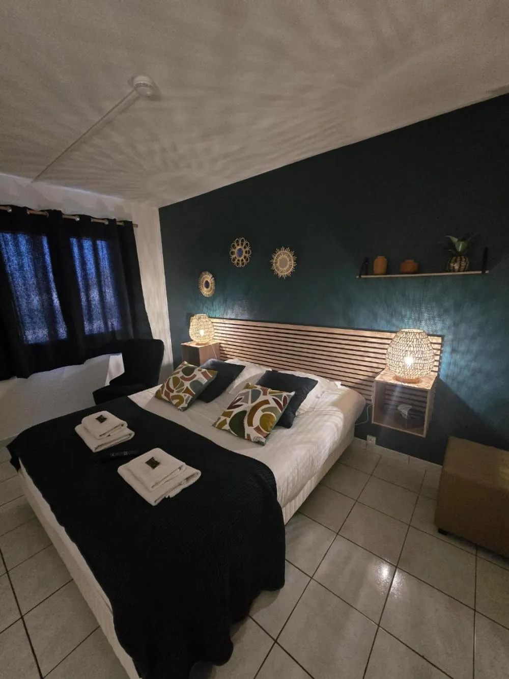 Bedroom, Bed in Hôtel L'ideal le Mountbatten