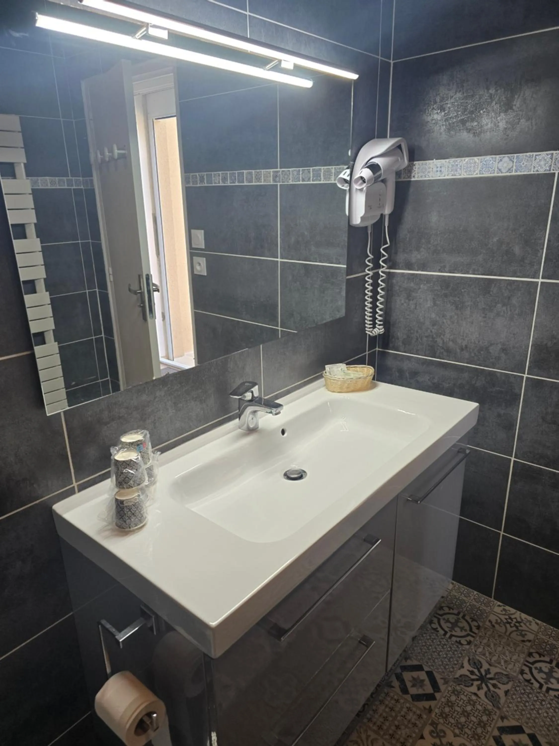 Bathroom in Hôtel L'ideal le Mountbatten