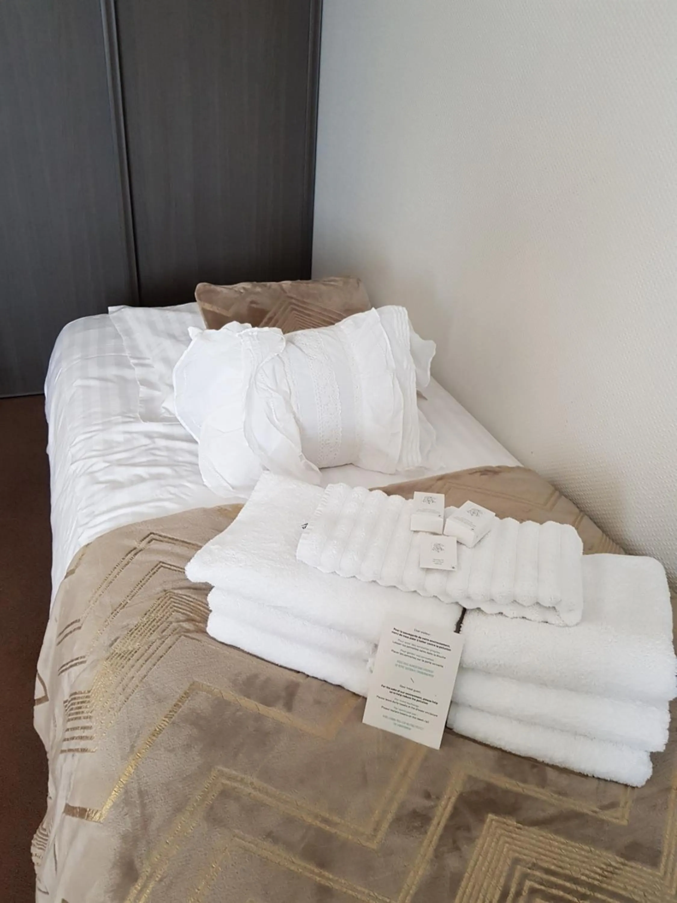 Bed in Hôtel L'ideal le Mountbatten