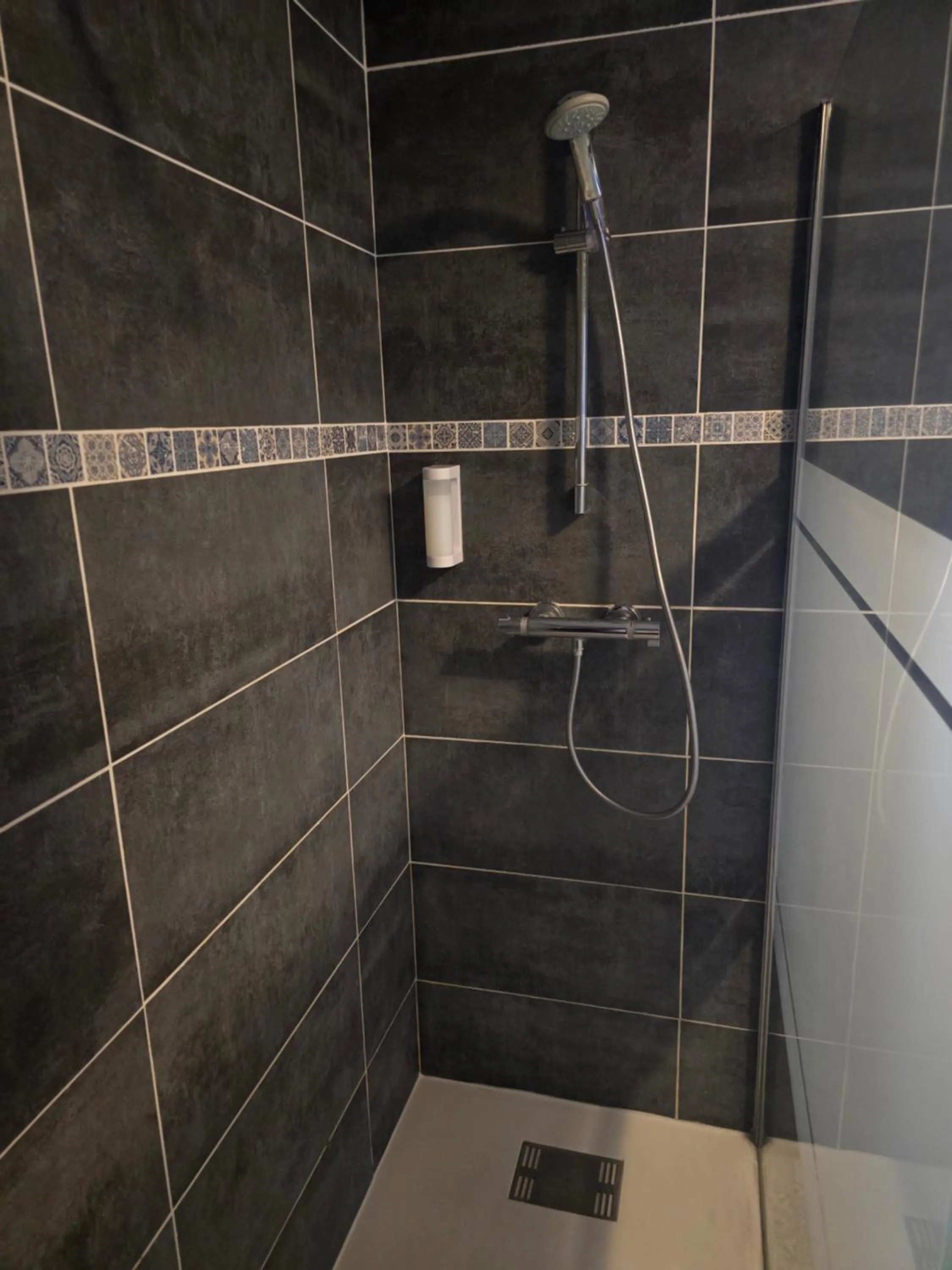 Bathroom in Hôtel L'ideal le Mountbatten