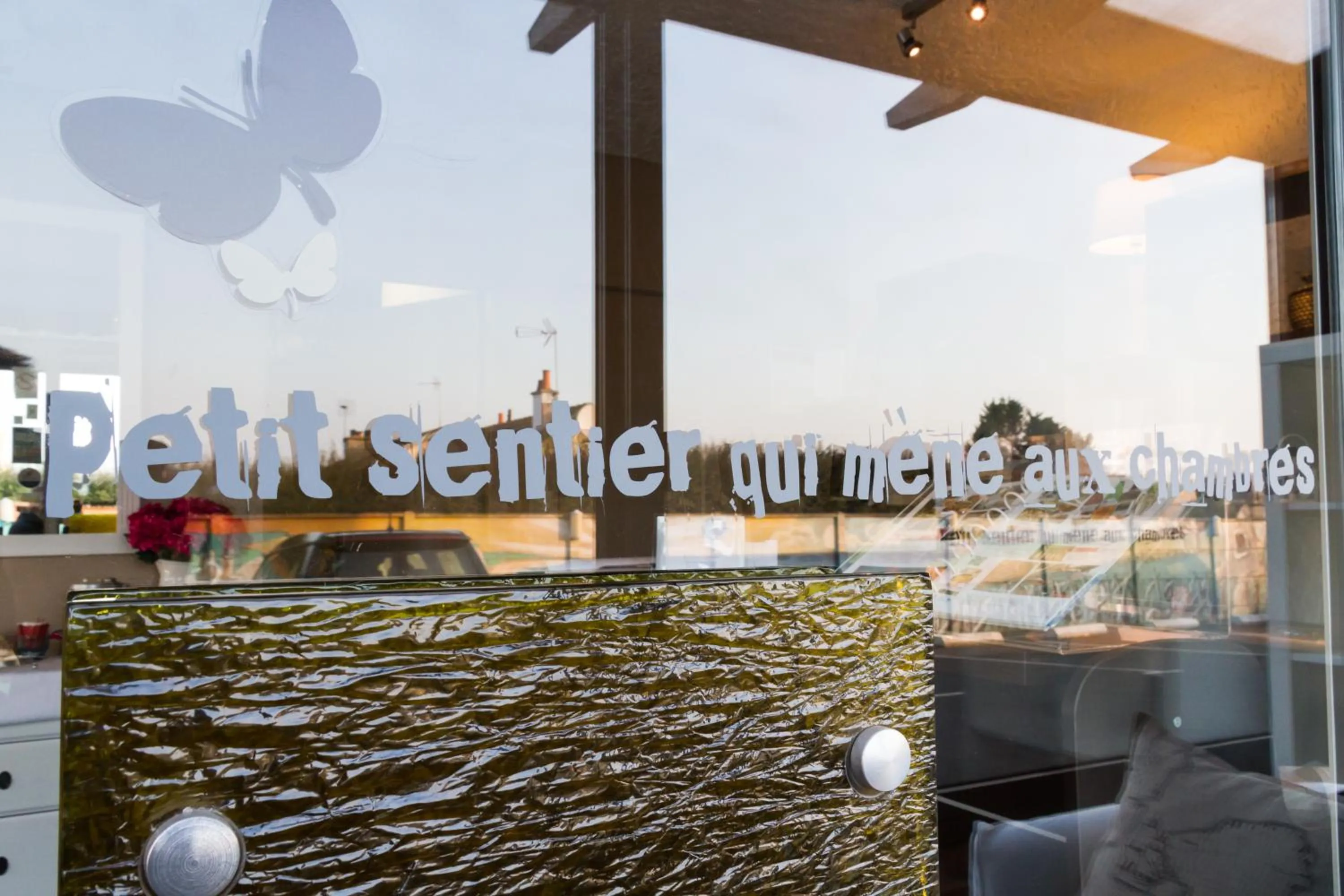 Facade/entrance in Hôtel L'ideal le Mountbatten