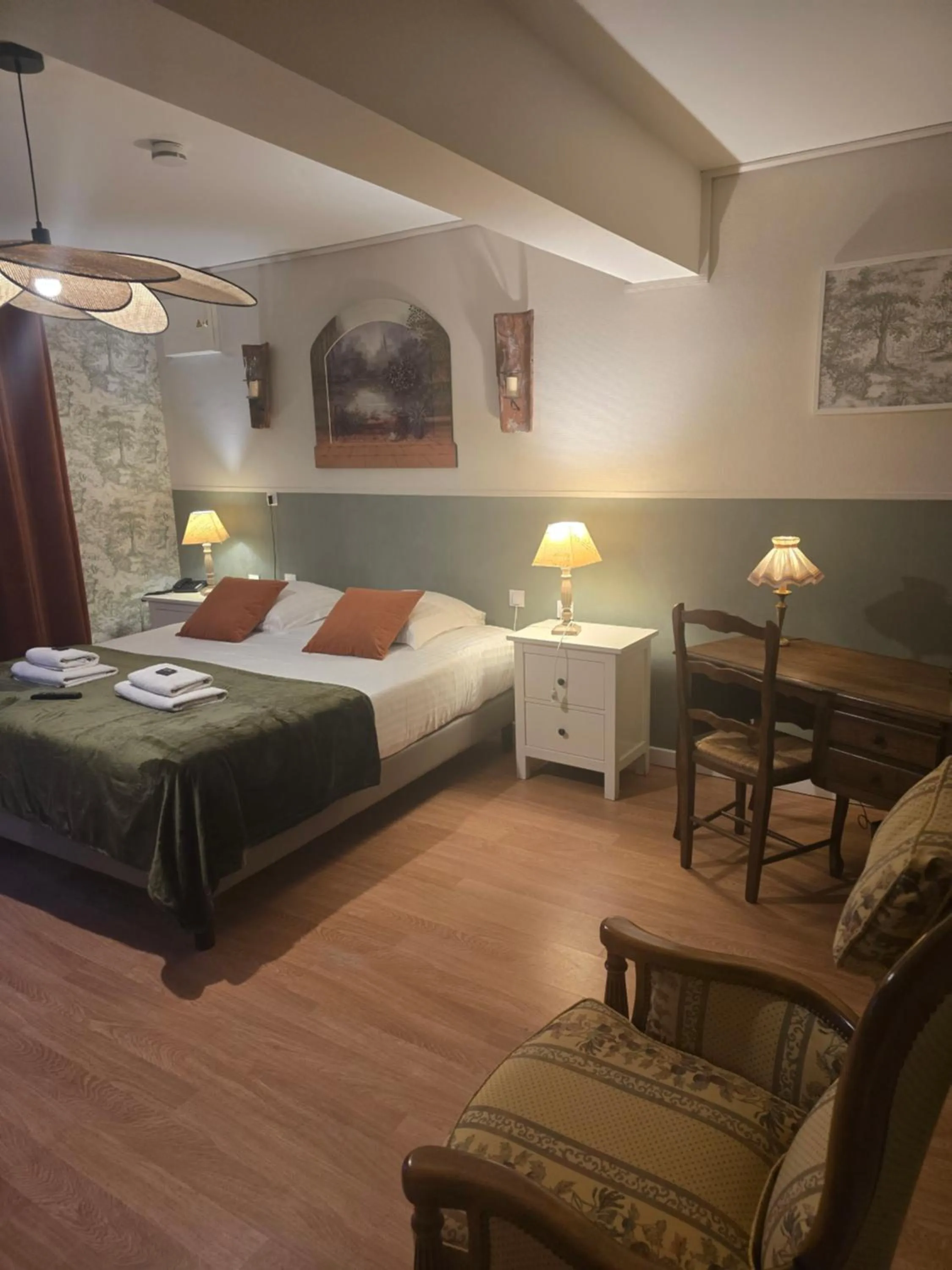 Bedroom, Bed in Hôtel L'ideal le Mountbatten