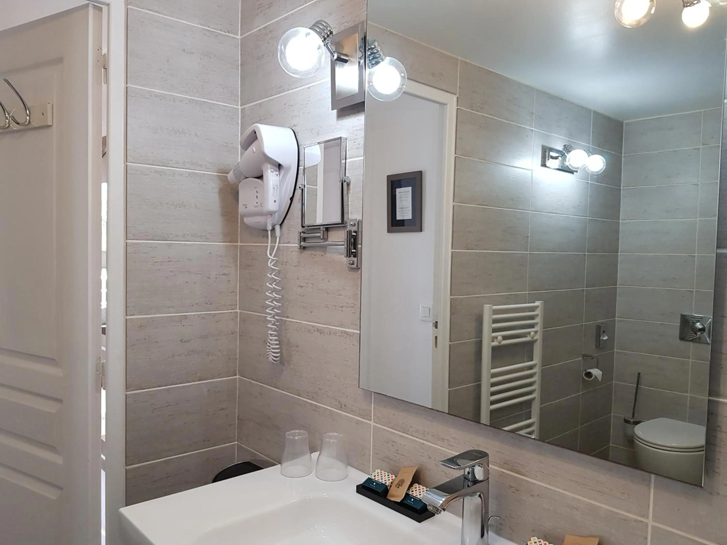 Bathroom in Hôtel L'ideal le Mountbatten