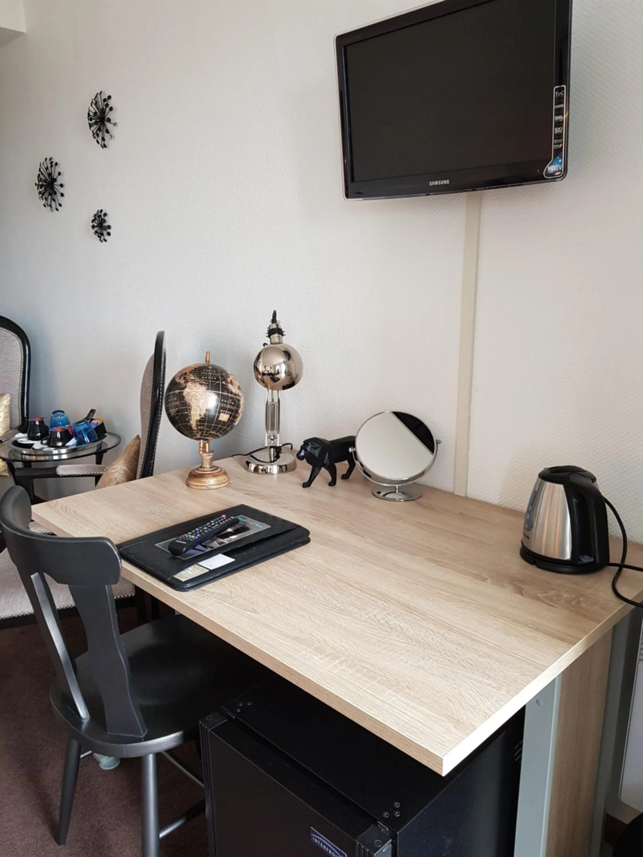 TV and multimedia in Hôtel L'ideal le Mountbatten