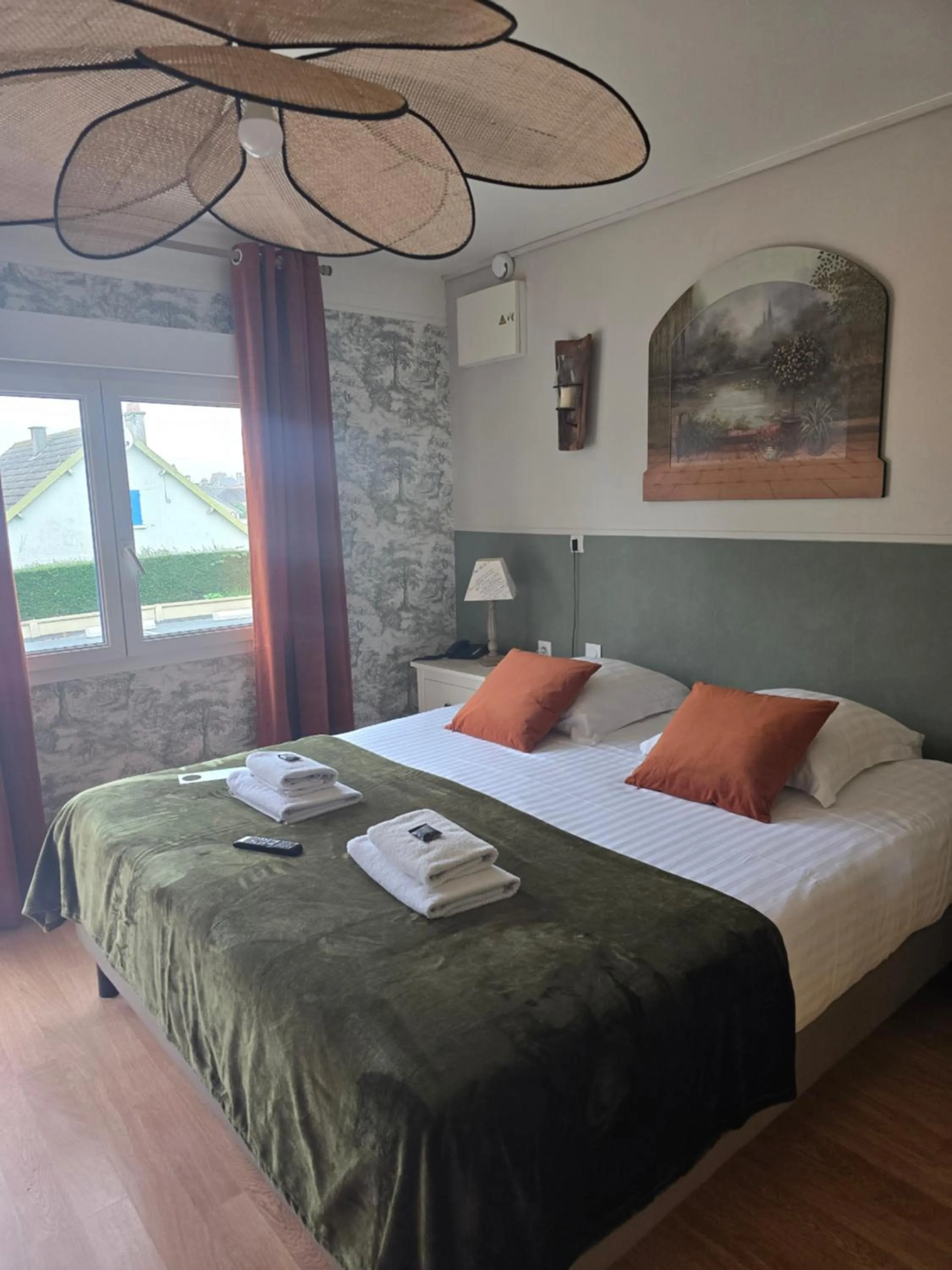 Bed in Hôtel L'ideal le Mountbatten