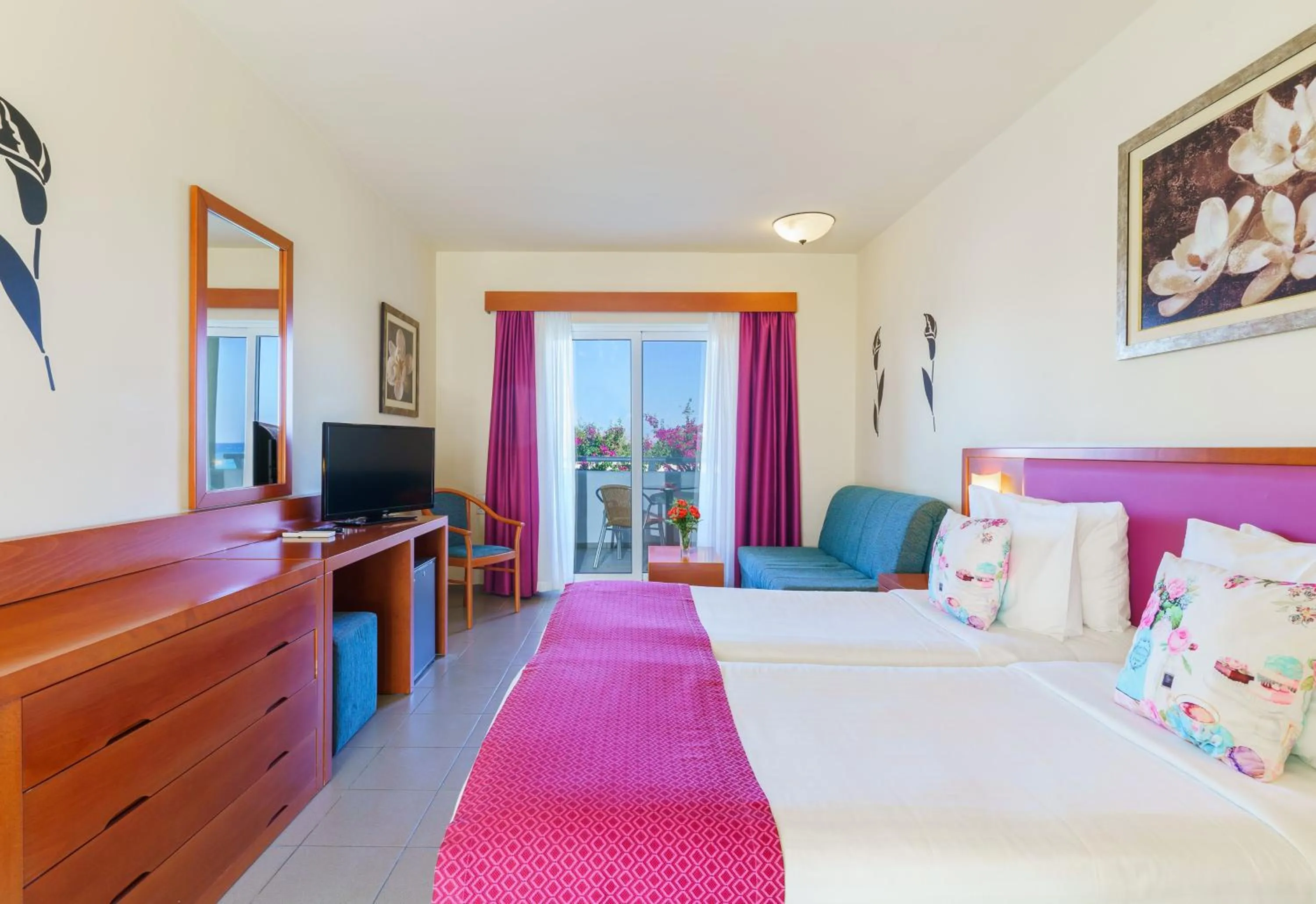 Photo of the whole room, Bed in Kos Palace