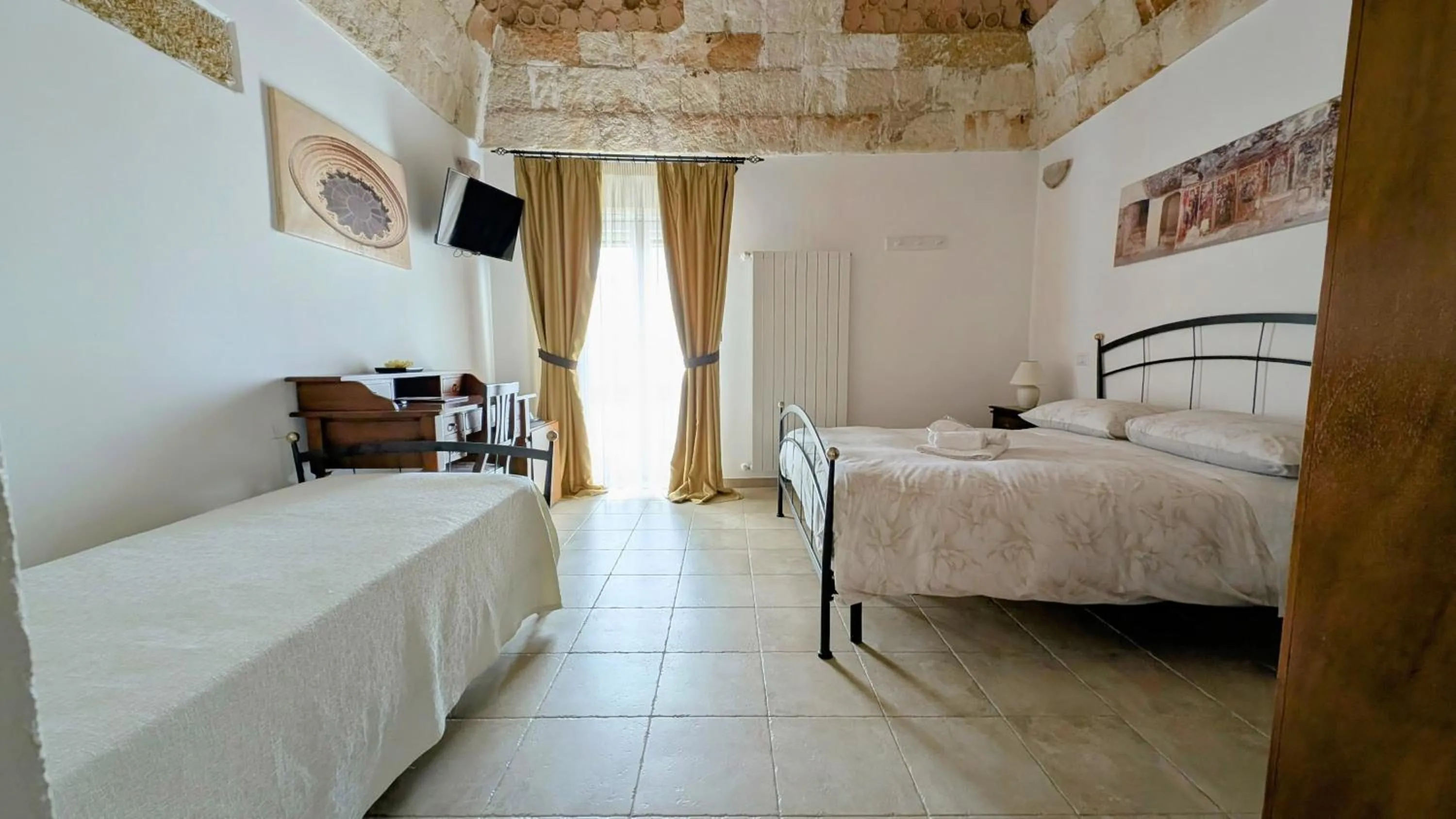 fireplace, Bed in B&B Corte Regina Esther