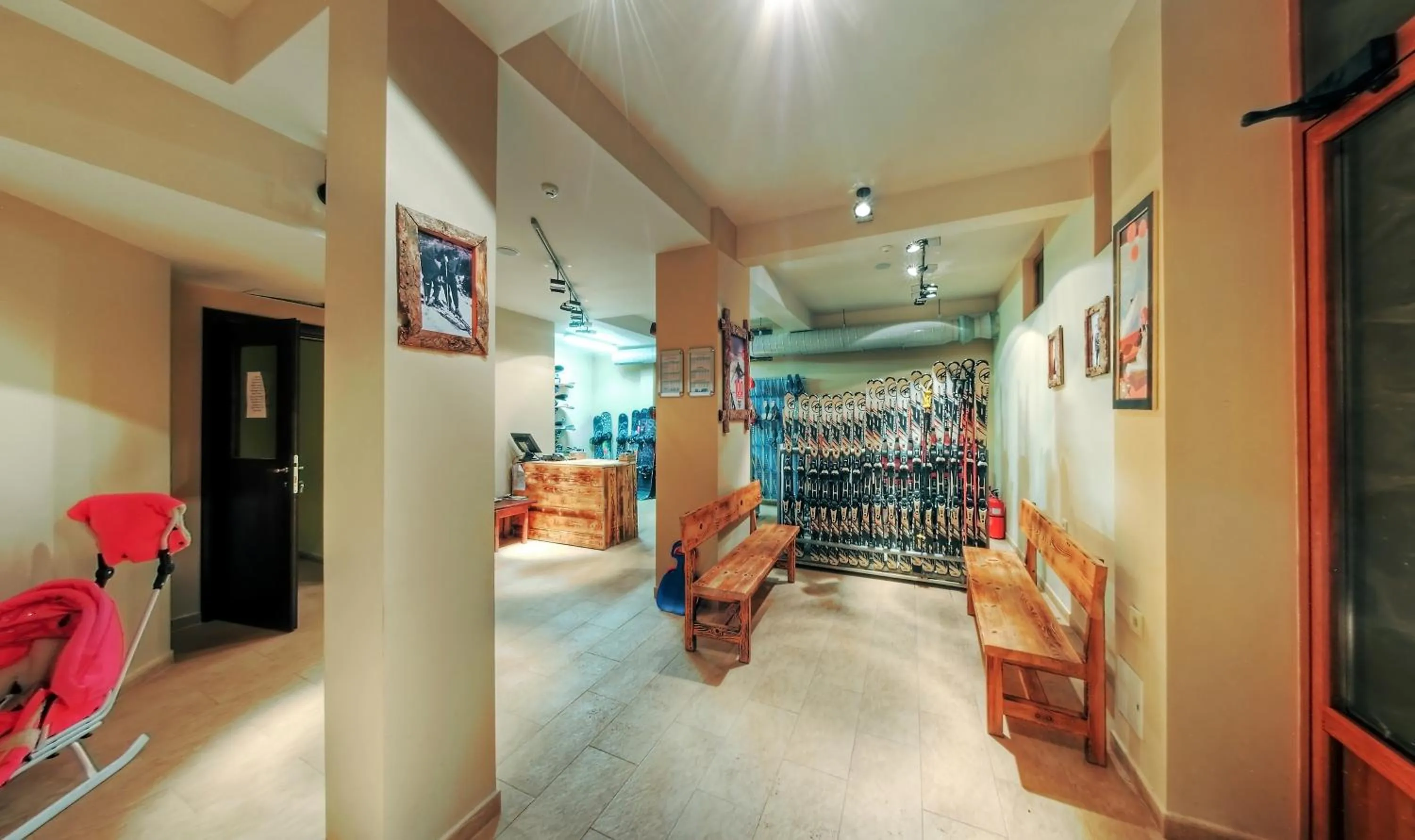 Skiing in Hotel Iva & Elena