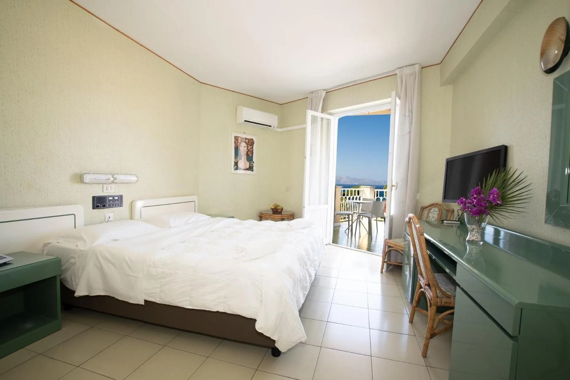 Bed in Perla Del Golfo Resort