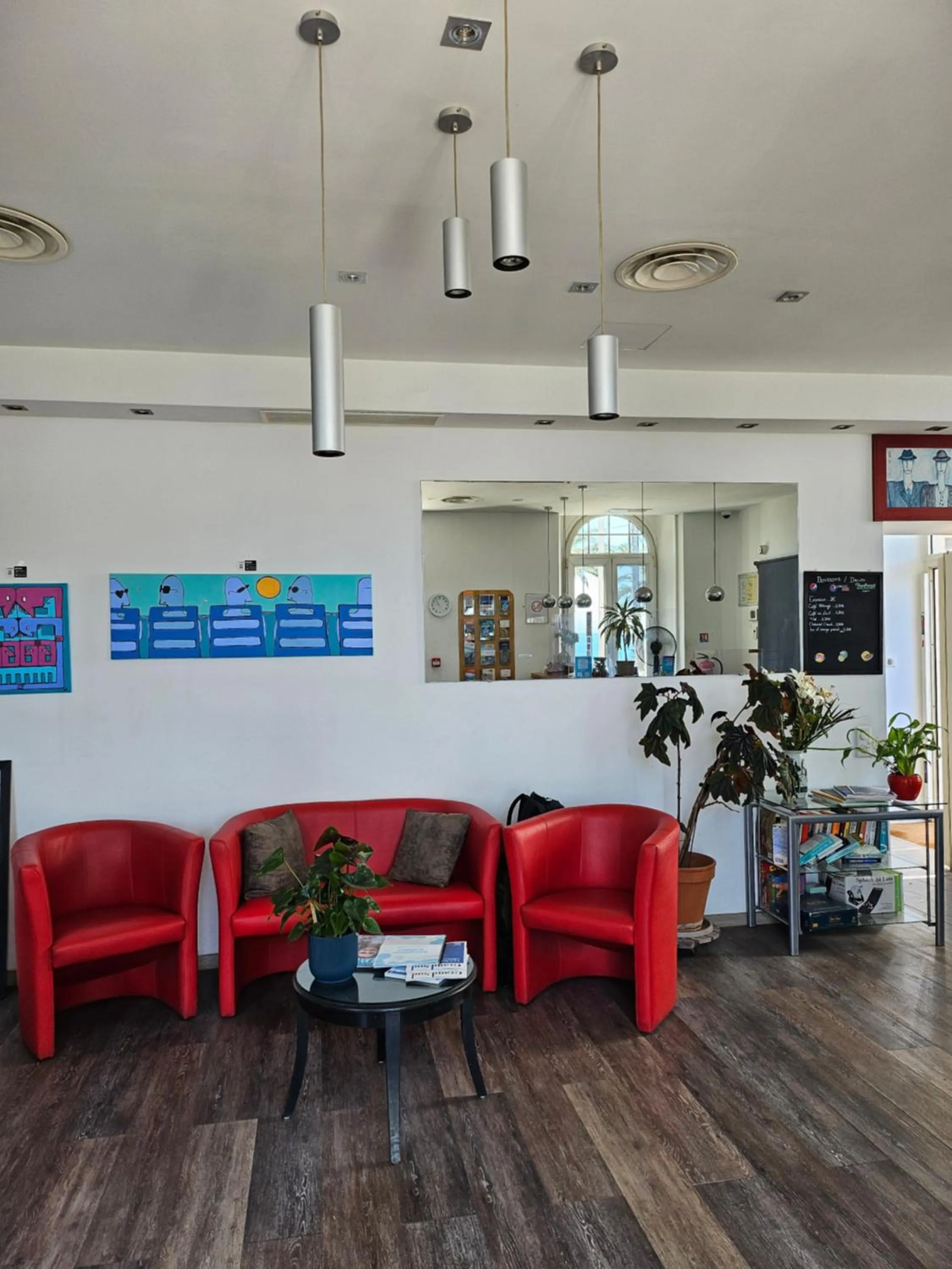 Communal lounge/ TV room in Hotel Flots d'Azur Promenade des Anglais