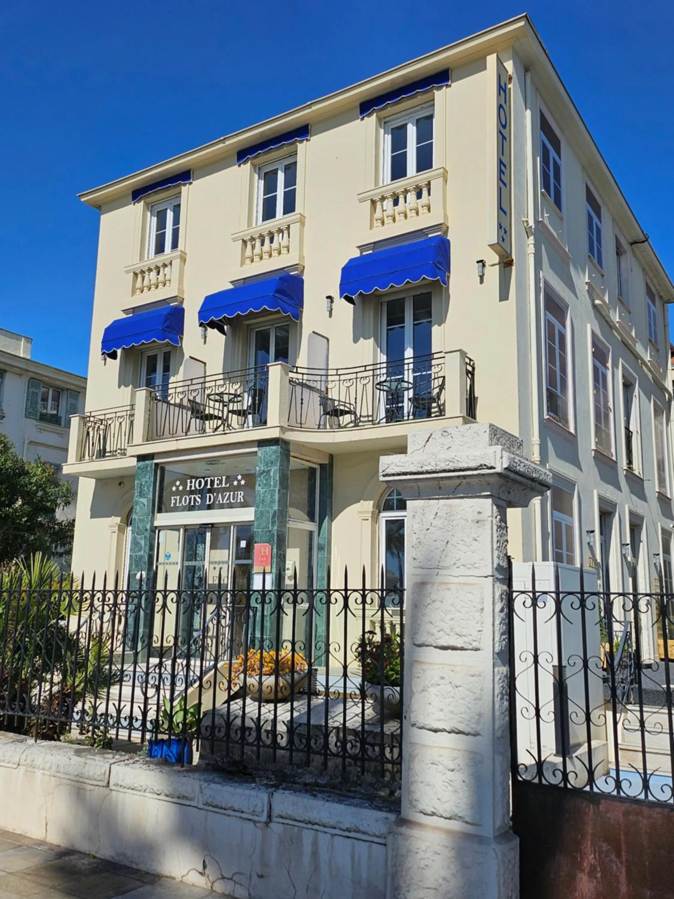 Property building in Hotel Flots d'Azur Promenade des Anglais