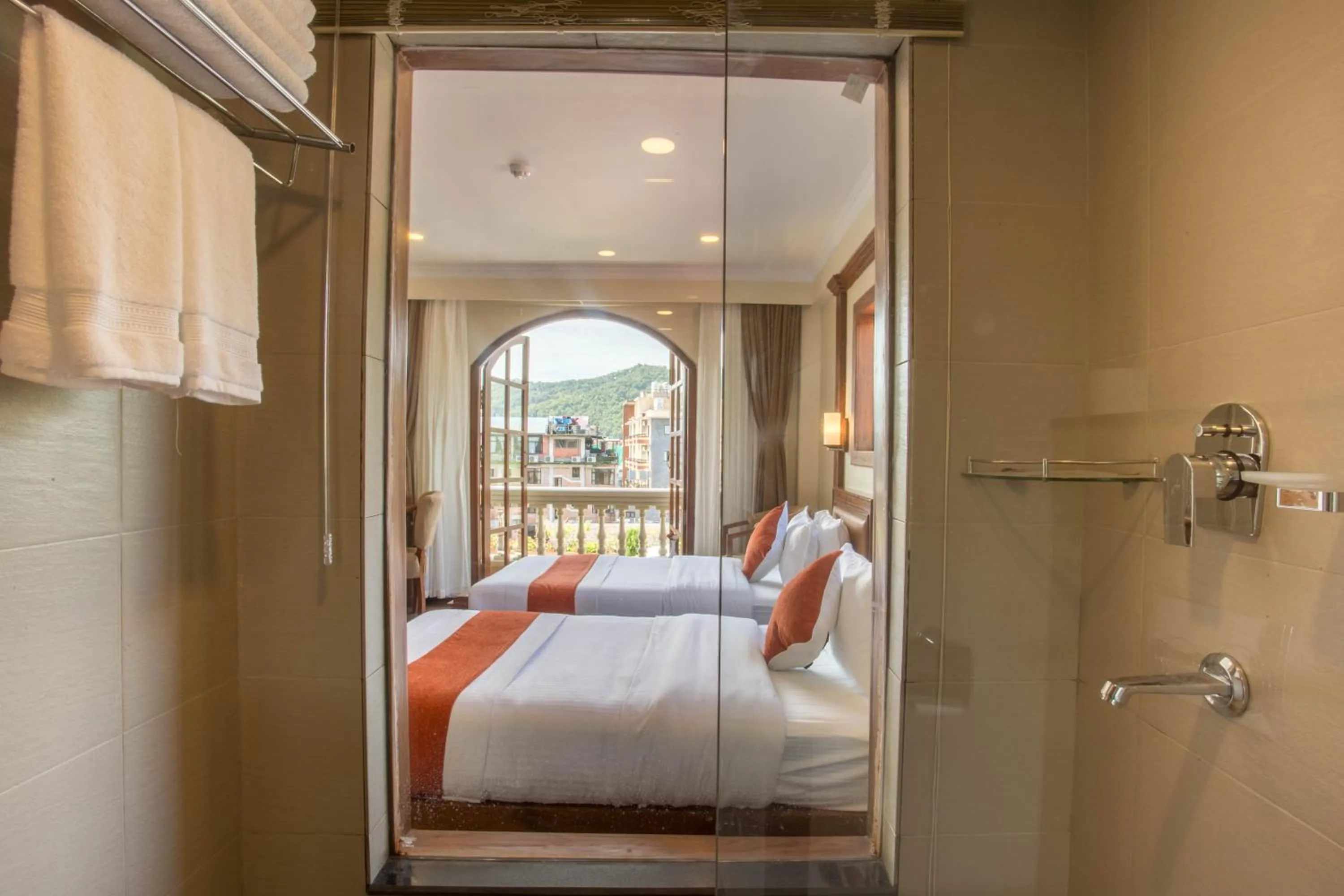 Bathroom, Bed in Hotel Portland