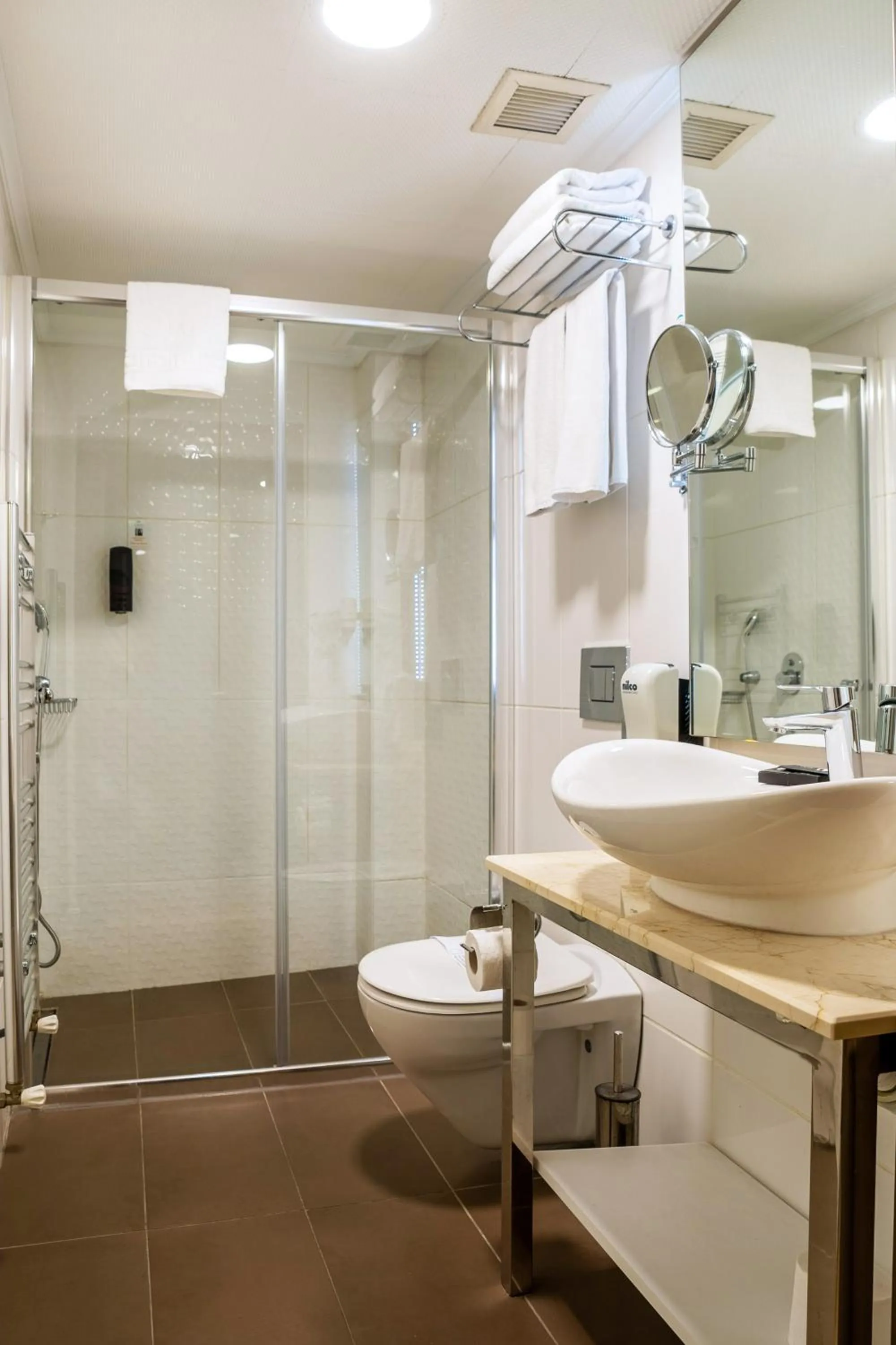 Shower in Cheya Beşiktaş Istanbul Bosphorus City Center Hotel & Suites