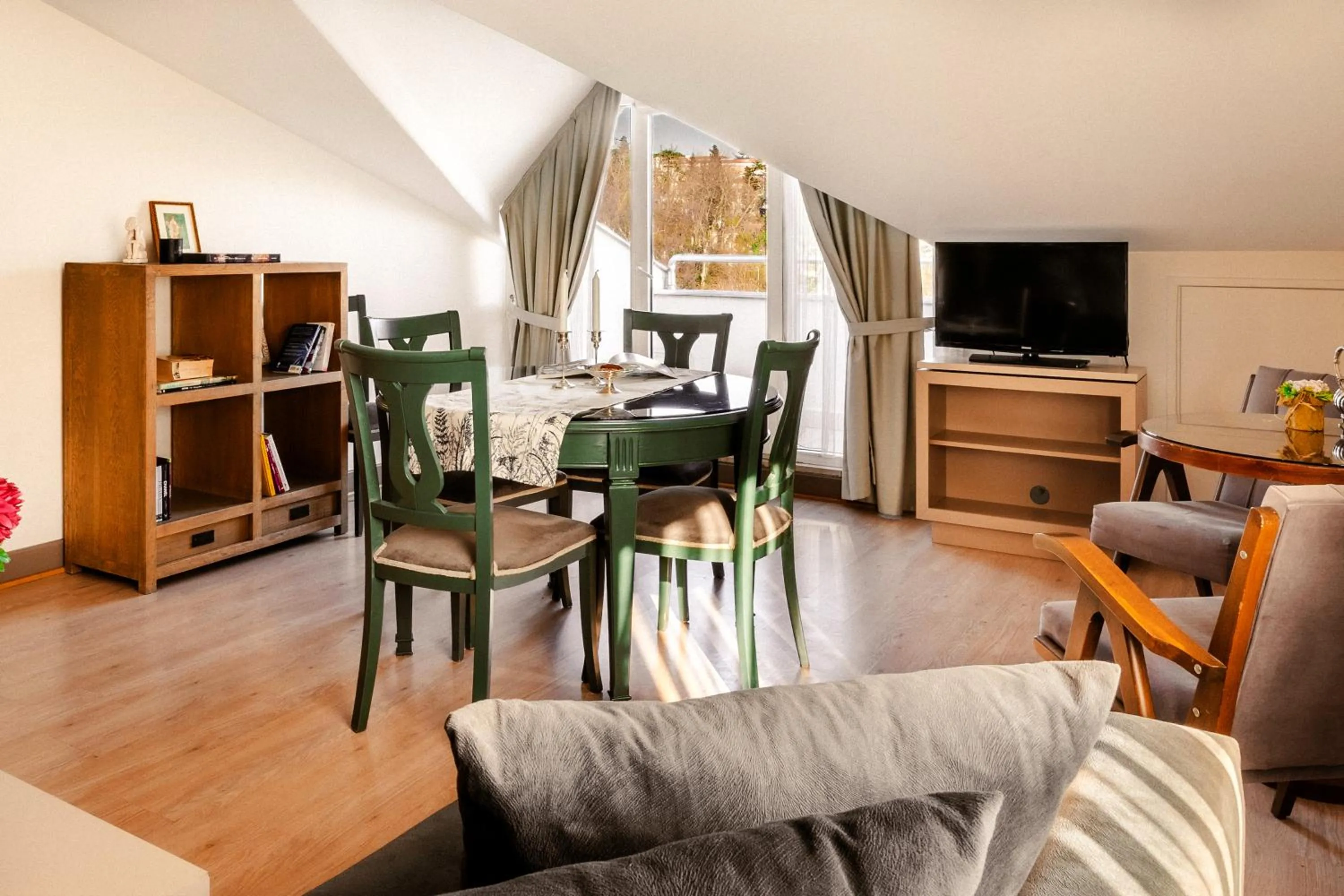 TV and multimedia in Cheya Beşiktaş Istanbul Bosphorus City Center Hotel & Suites