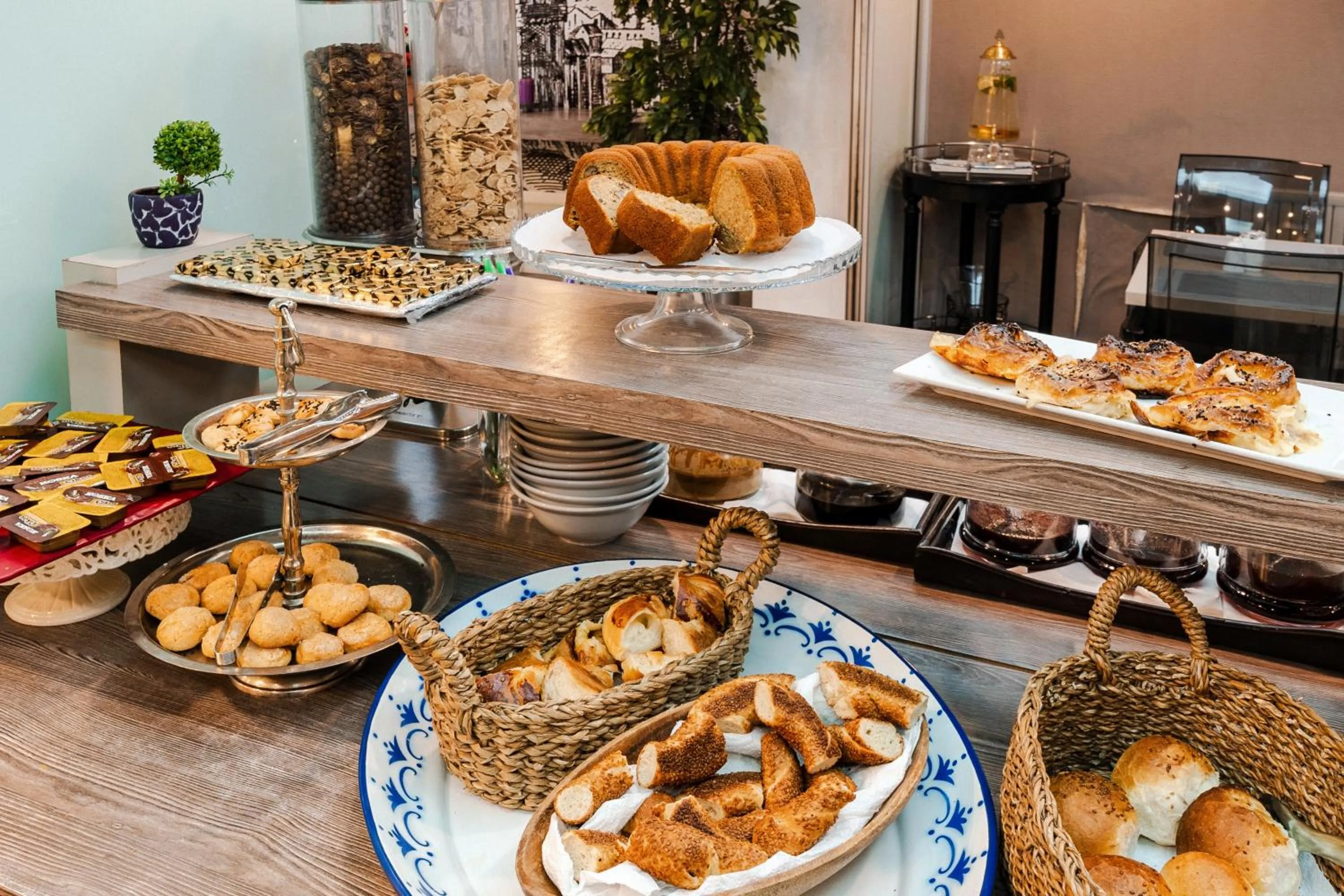 Food and drinks in Cheya Beşiktaş Istanbul Bosphorus City Center Hotel & Suites