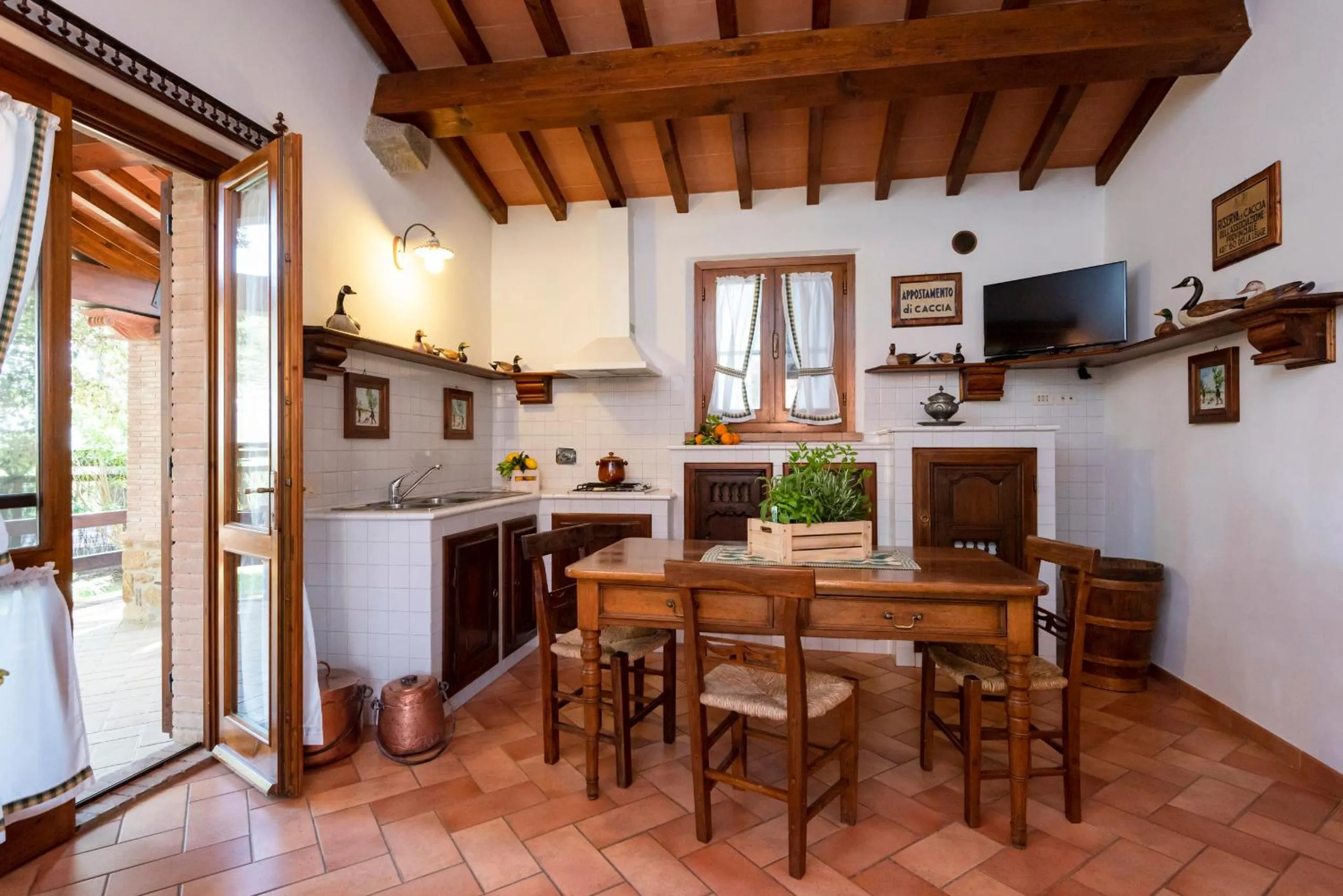 Kitchen or kitchenette in Agriturismo La Rombaia