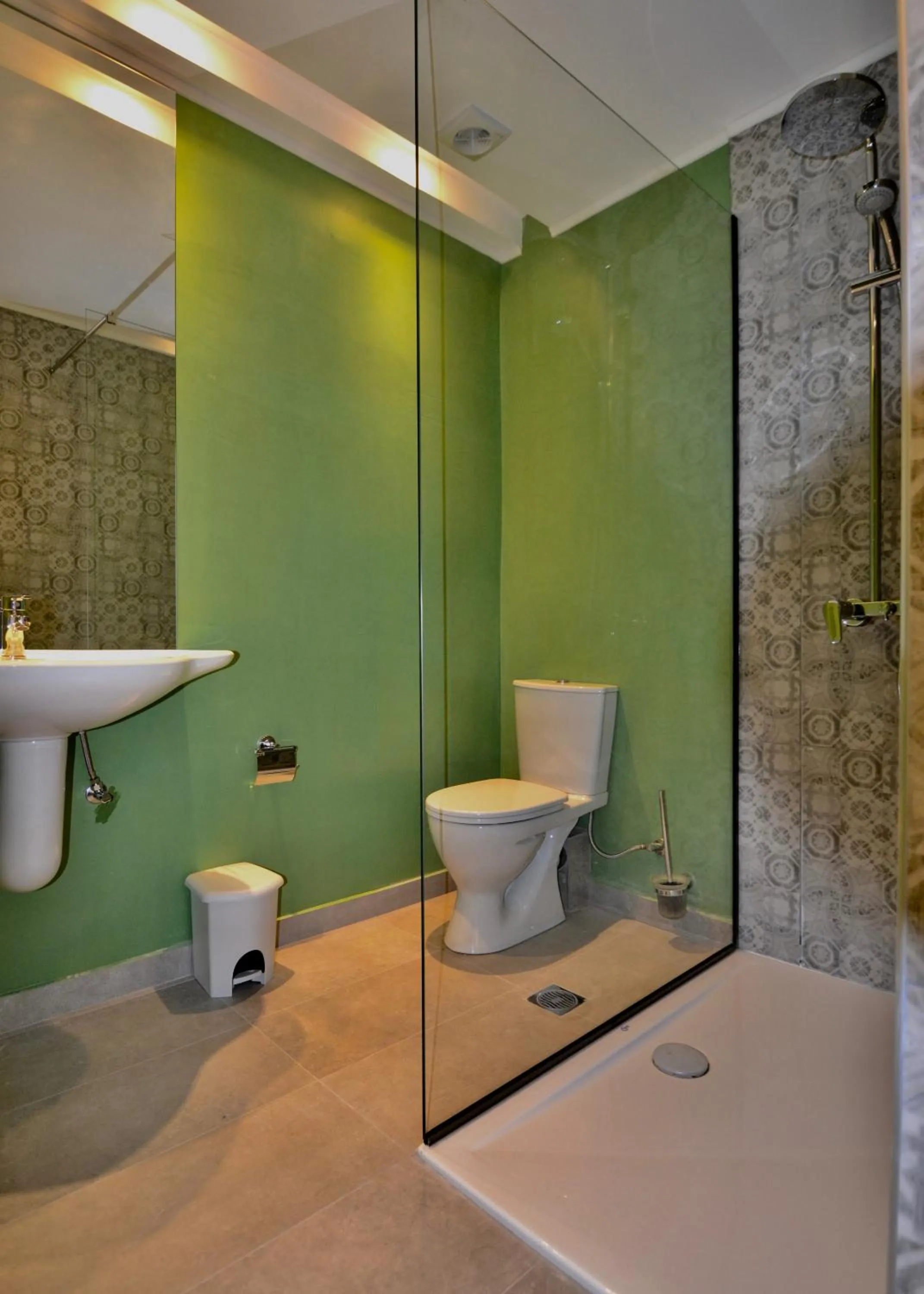 Shower in Paloma Blanca