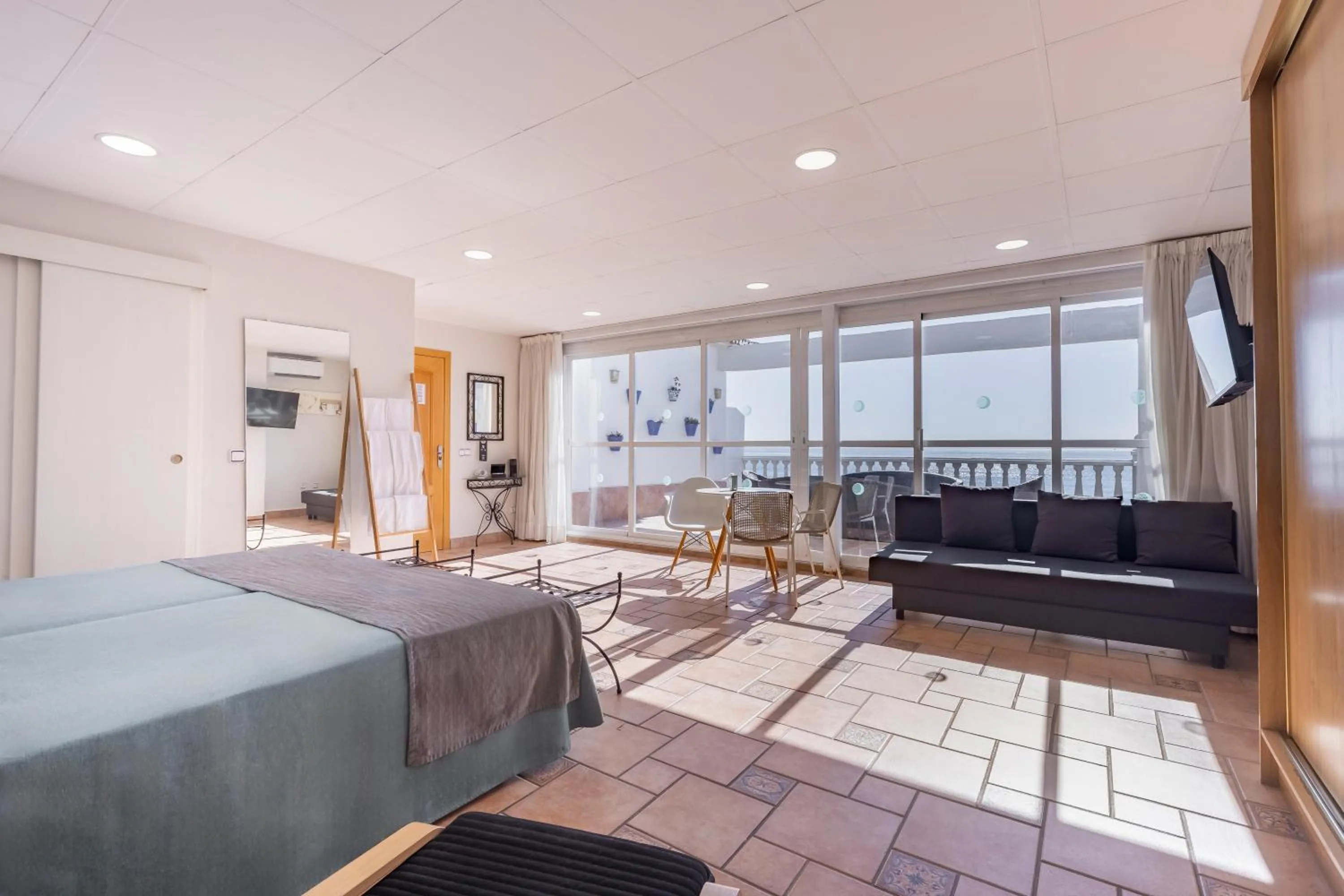 Photo of the whole room in Hotel Moon Dreams Mediterráneo