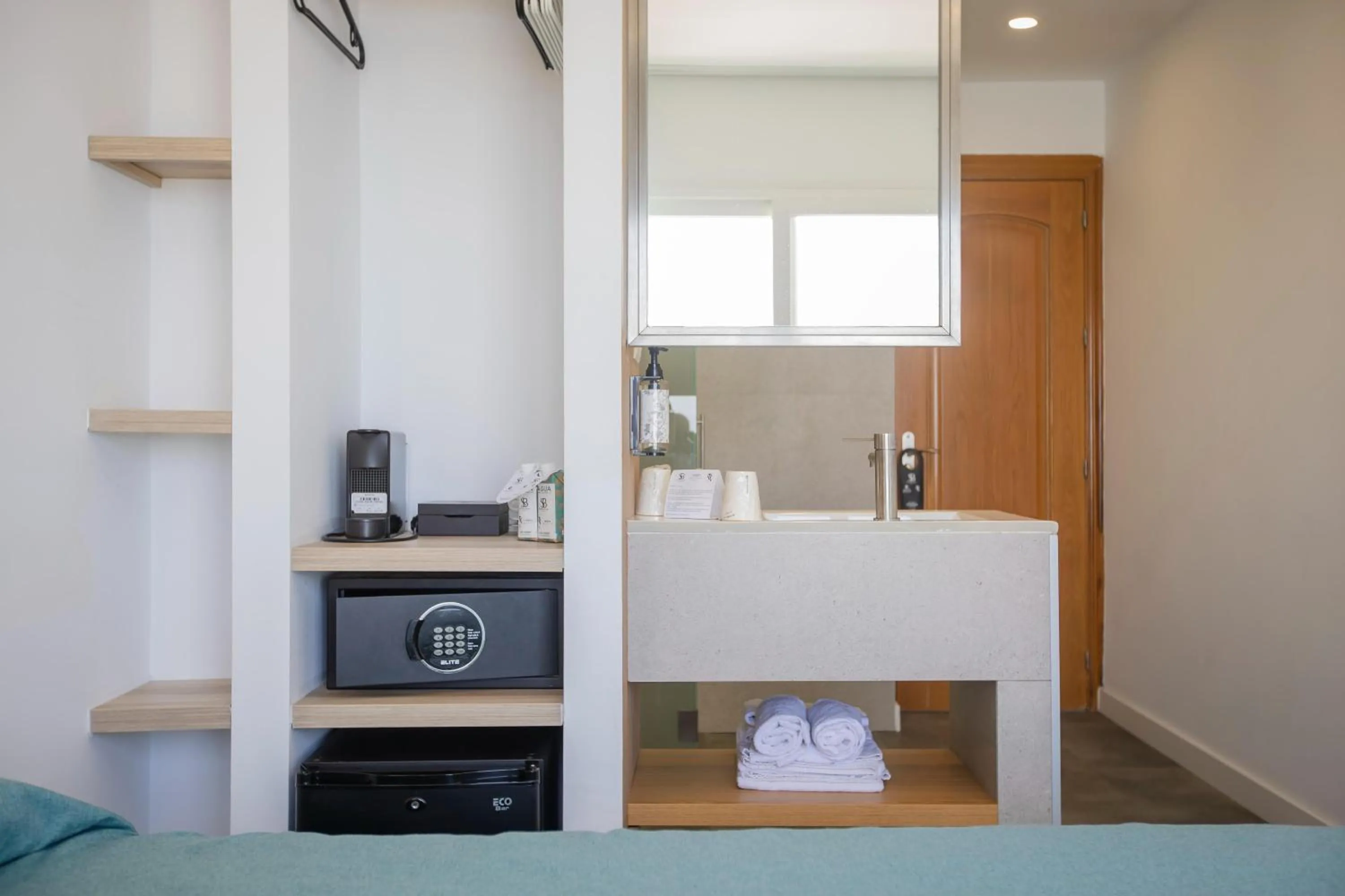 towels, Bed in Hotel Moon Dreams Mediterráneo