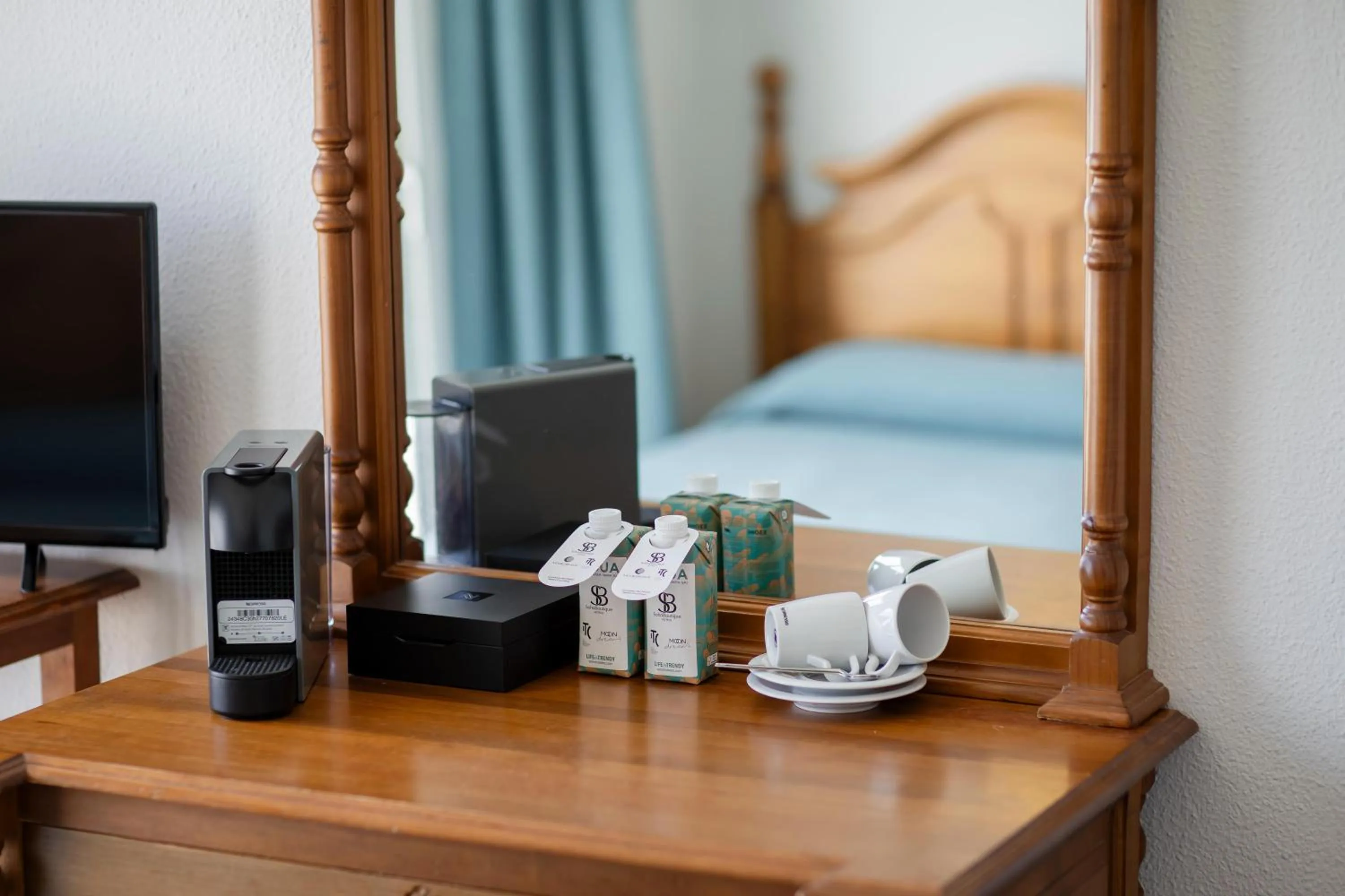 Coffee/tea facilities, Bed in Hotel Moon Dreams Mediterráneo