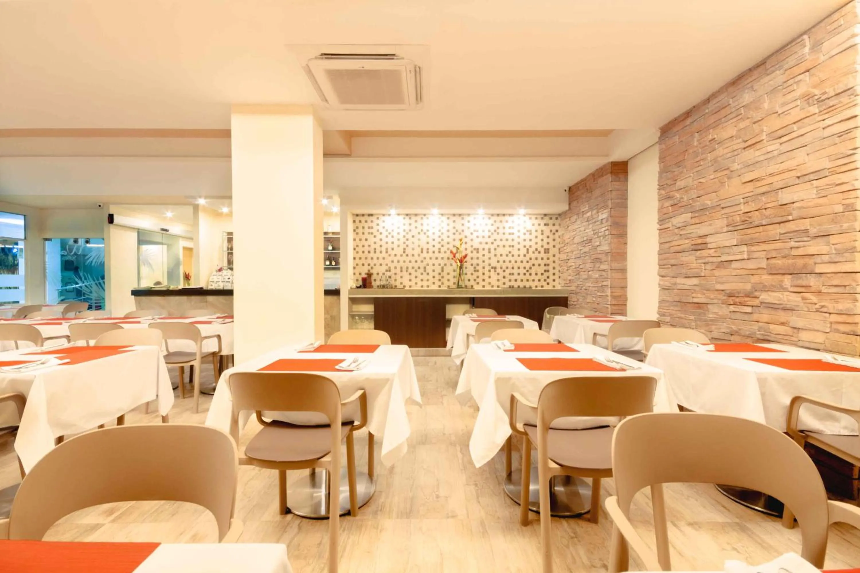 Restaurant/places to eat in Waira Suites