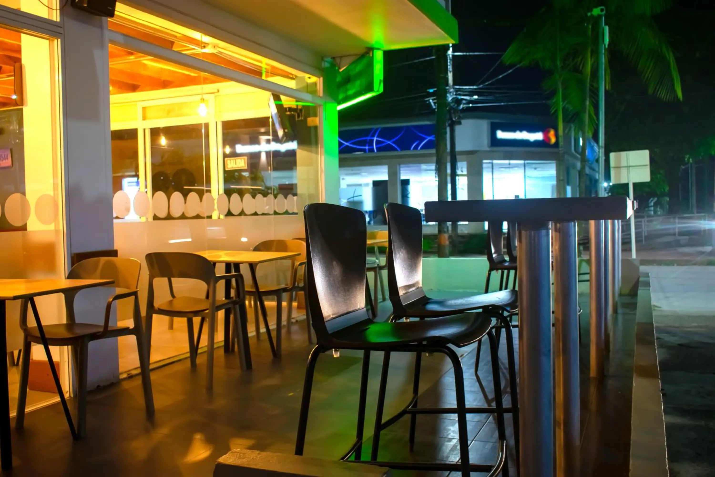 Restaurant/places to eat in Waira Suites