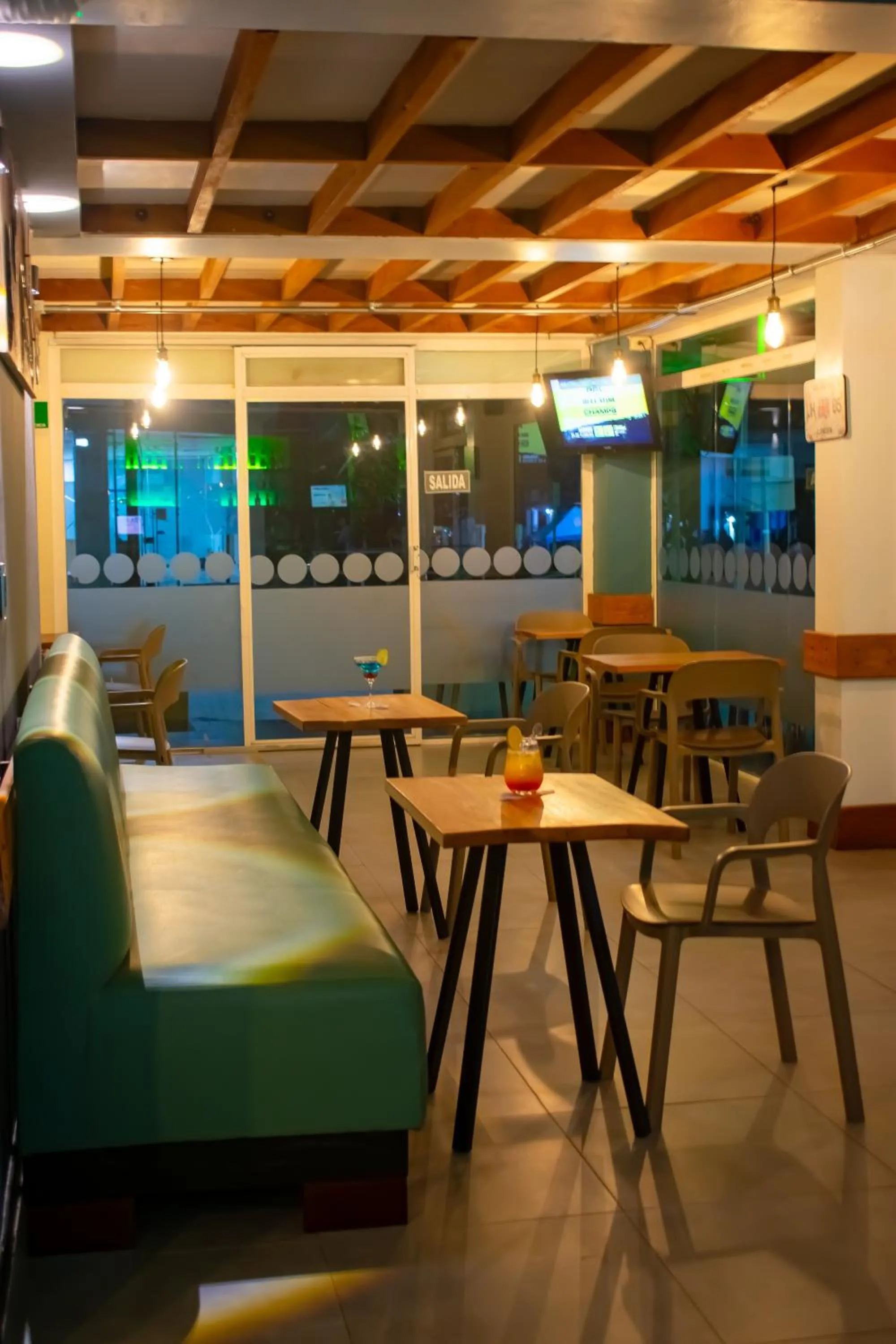 Restaurant/places to eat in Waira Suites