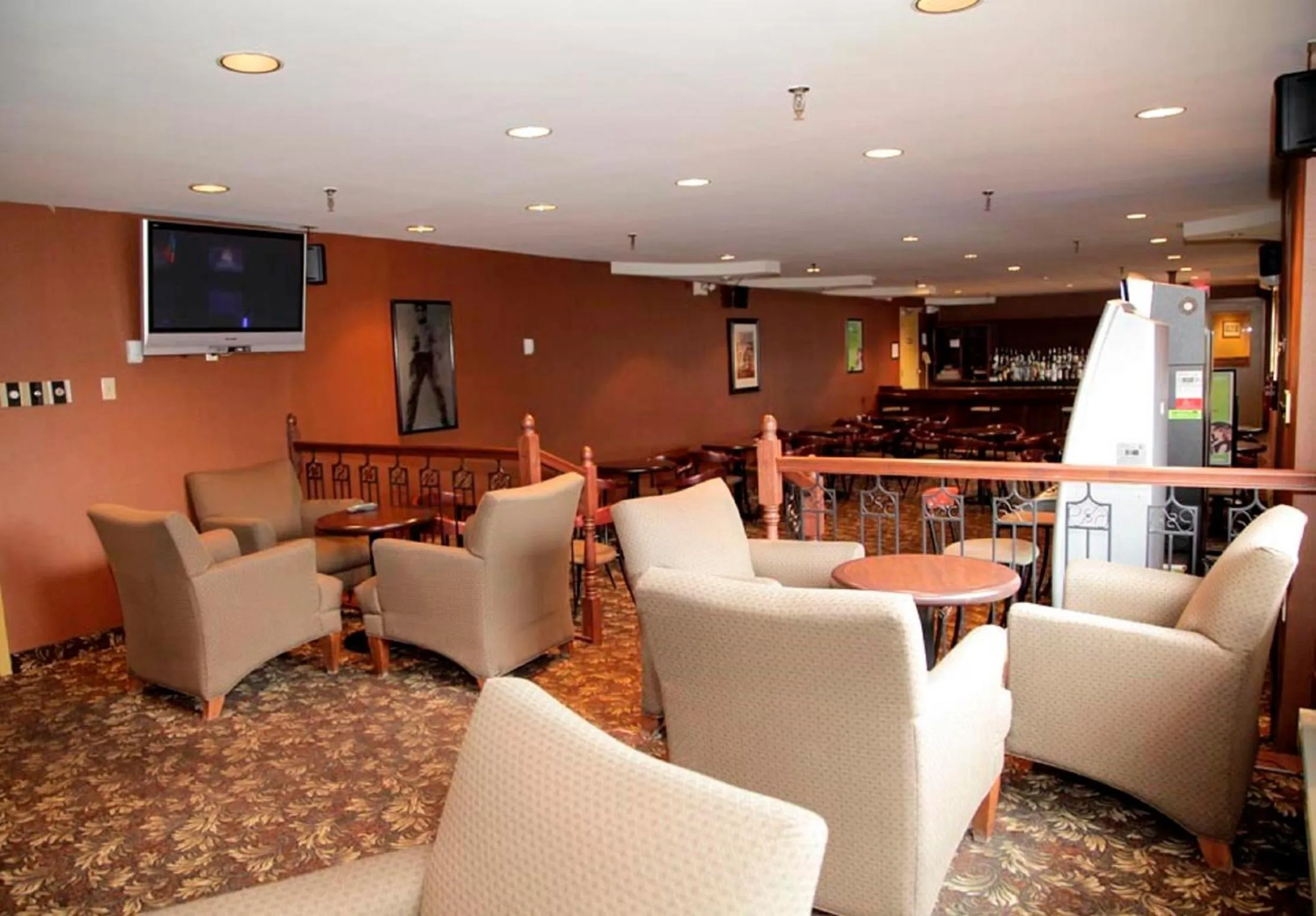 Communal lounge/ TV room in Albatross Hotel