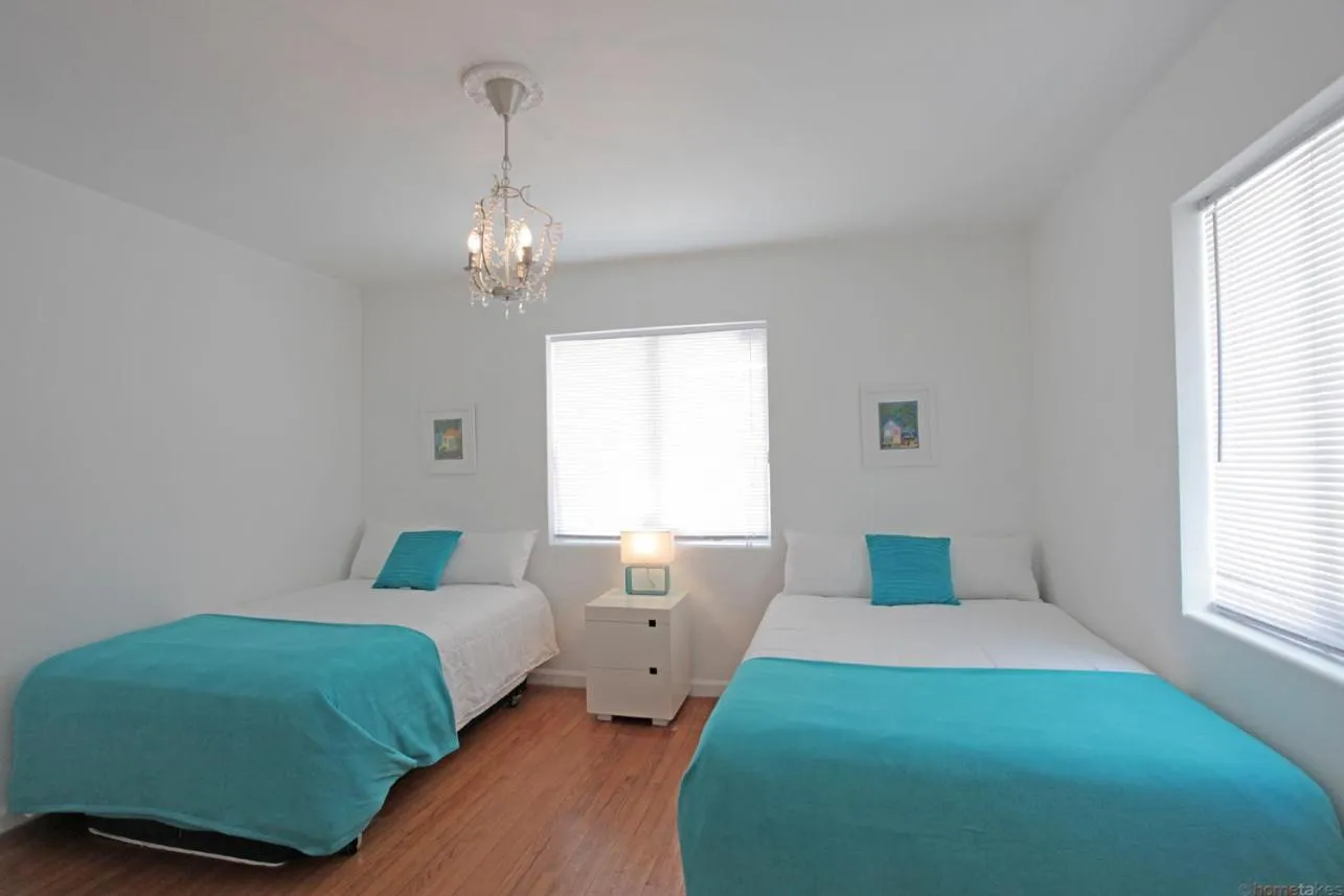 The South Beach Party House - Large Groups - Walk to Everything!