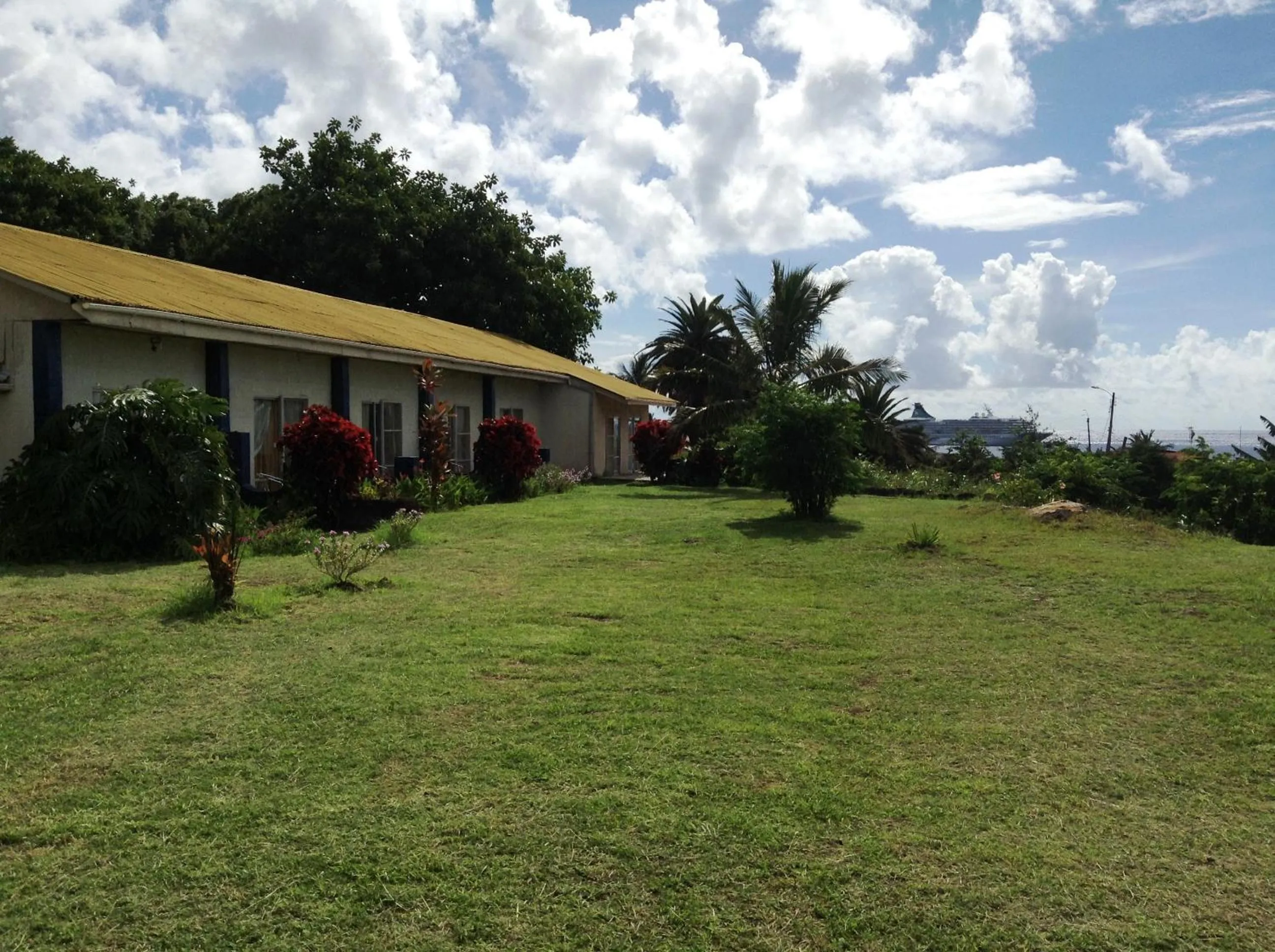 Garden in Tupa Hotel