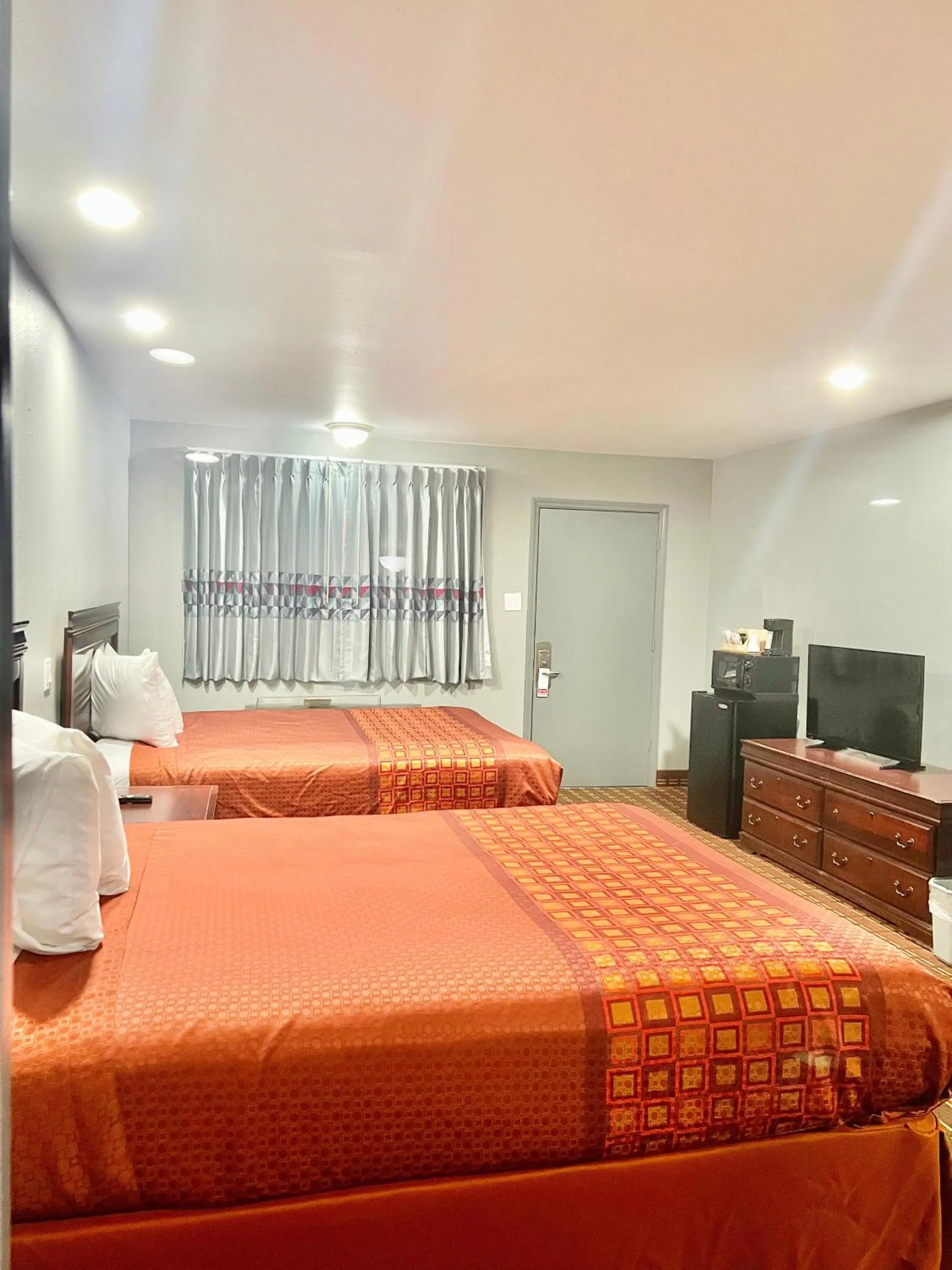 Photo of the whole room, Bed in Palace Motel DEQUEEN