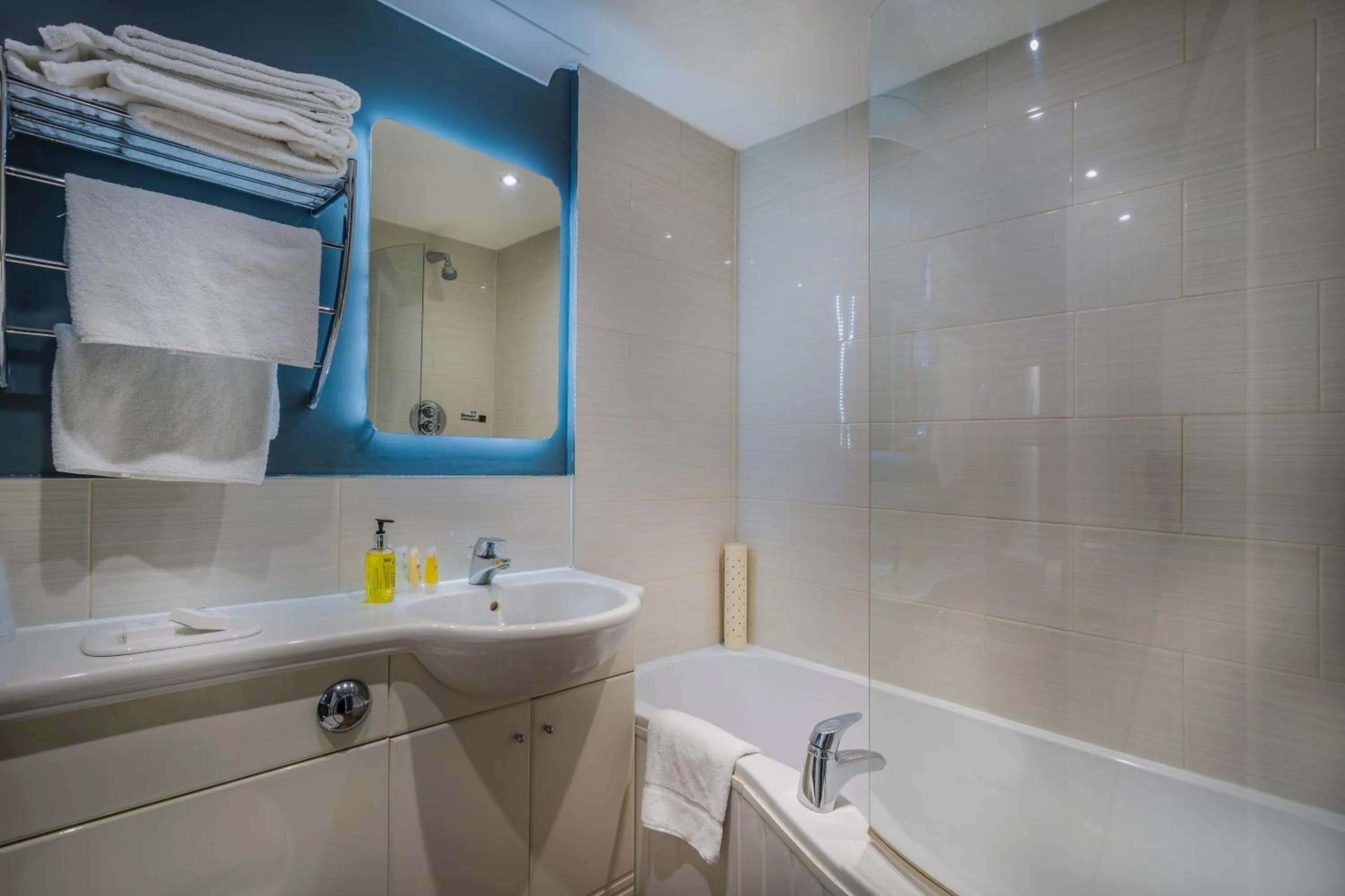 Bathroom in The Golden Lion Hotel, St Ives, Cambridgeshire - The Coaching Inn Group