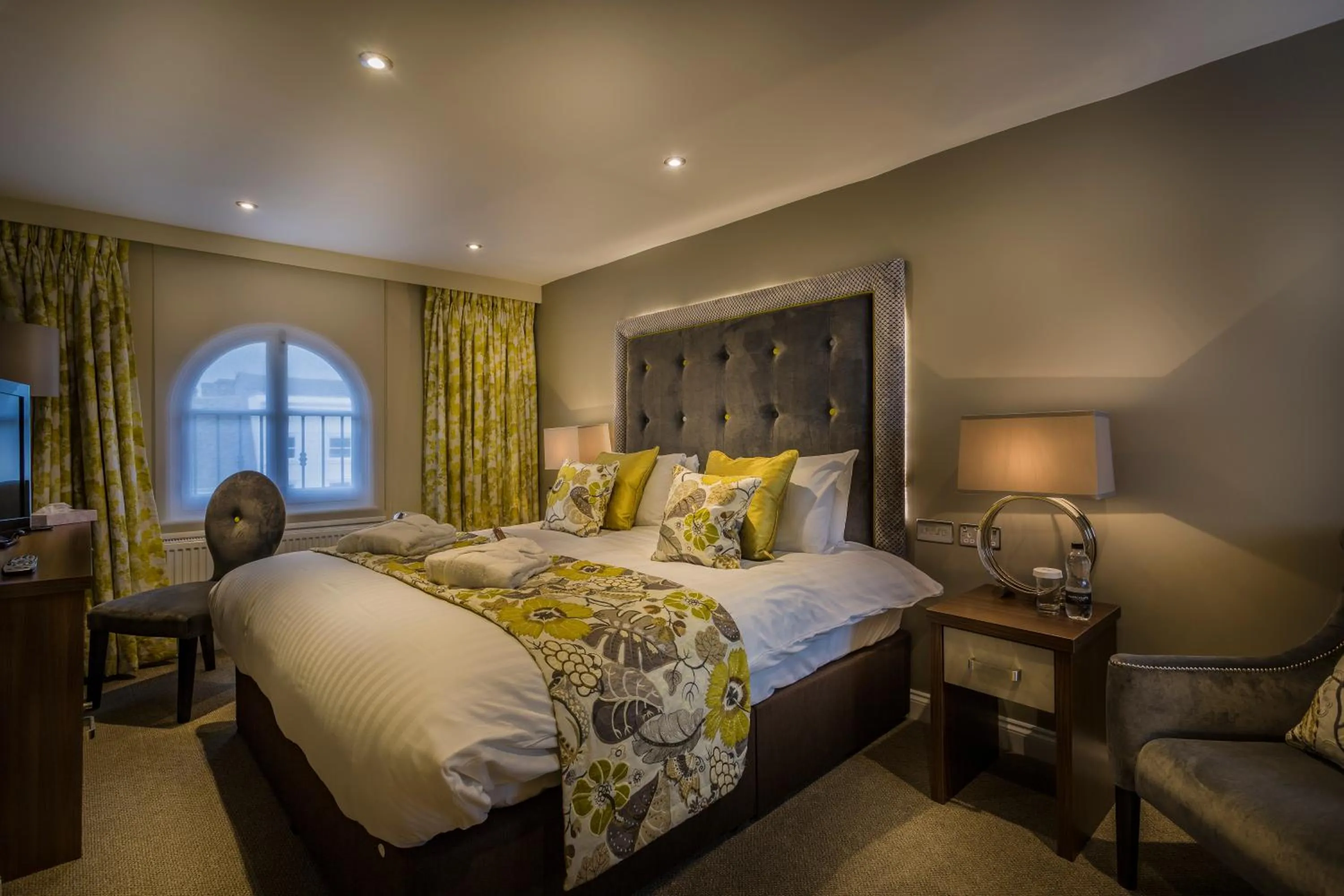 Bedroom, Bed in The Golden Lion Hotel, St Ives, Cambridgeshire - The Coaching Inn Group