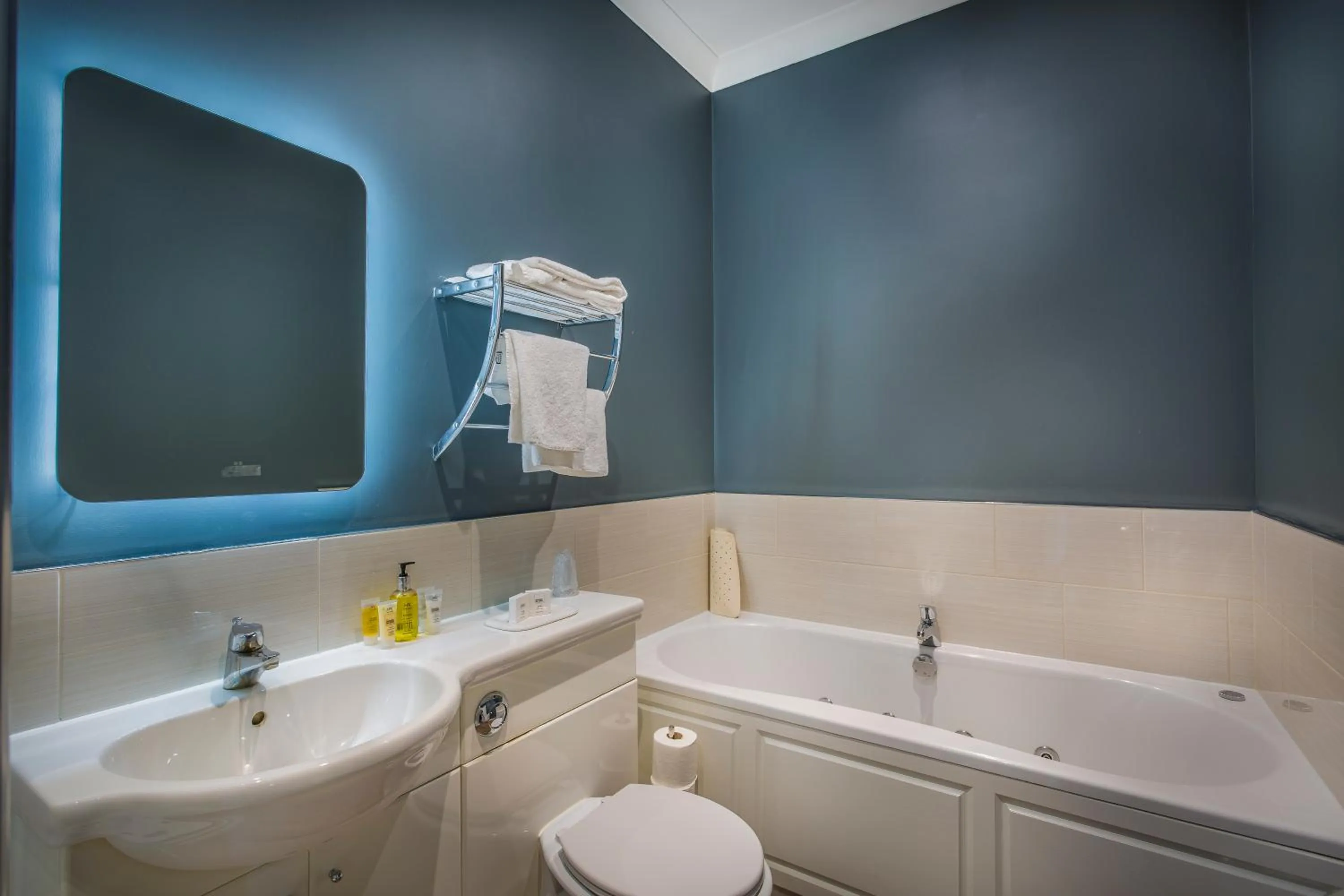 Bathroom in The Golden Lion Hotel, St Ives, Cambridgeshire - The Coaching Inn Group