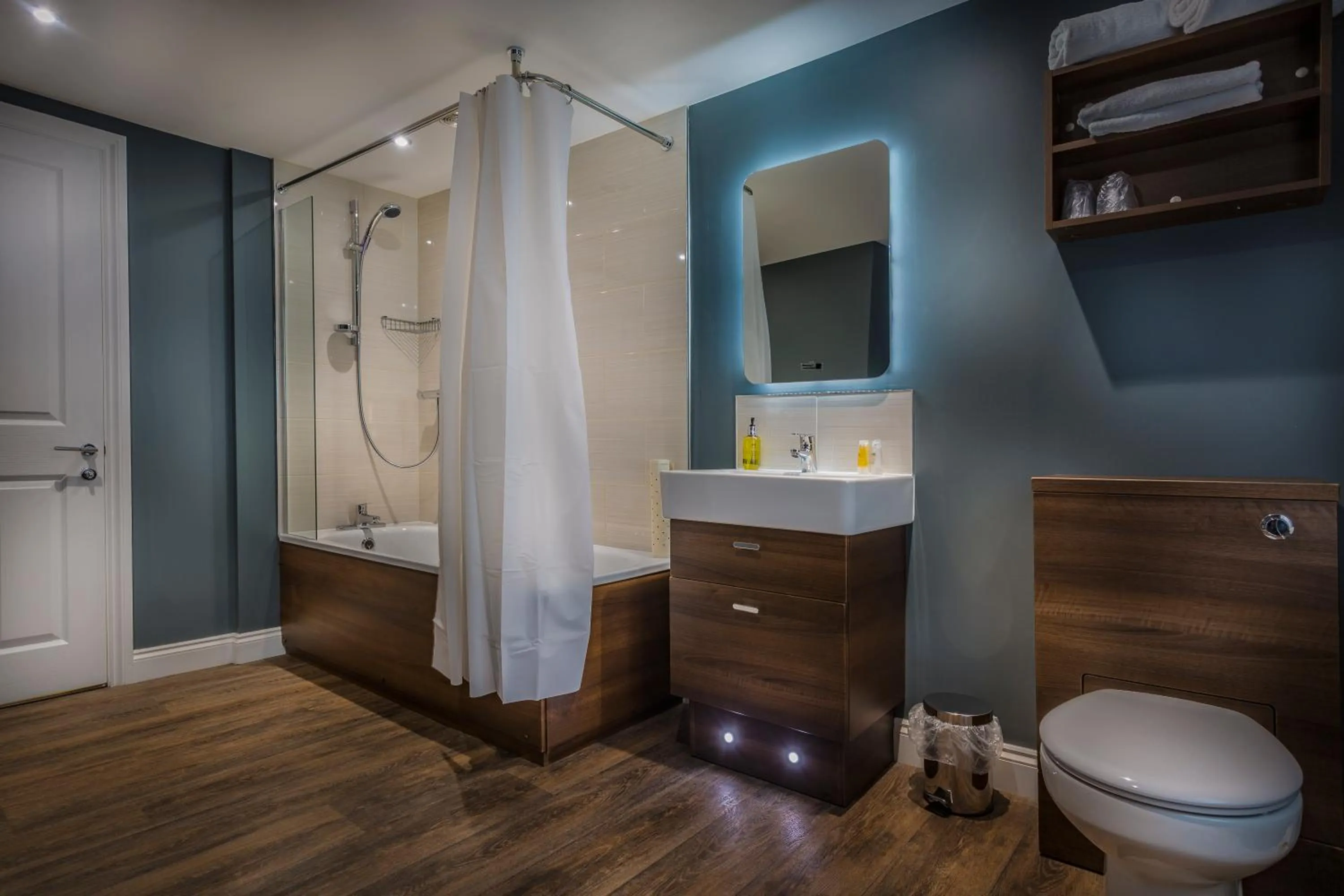 Bathroom in The Golden Lion Hotel, St Ives, Cambridgeshire - The Coaching Inn Group