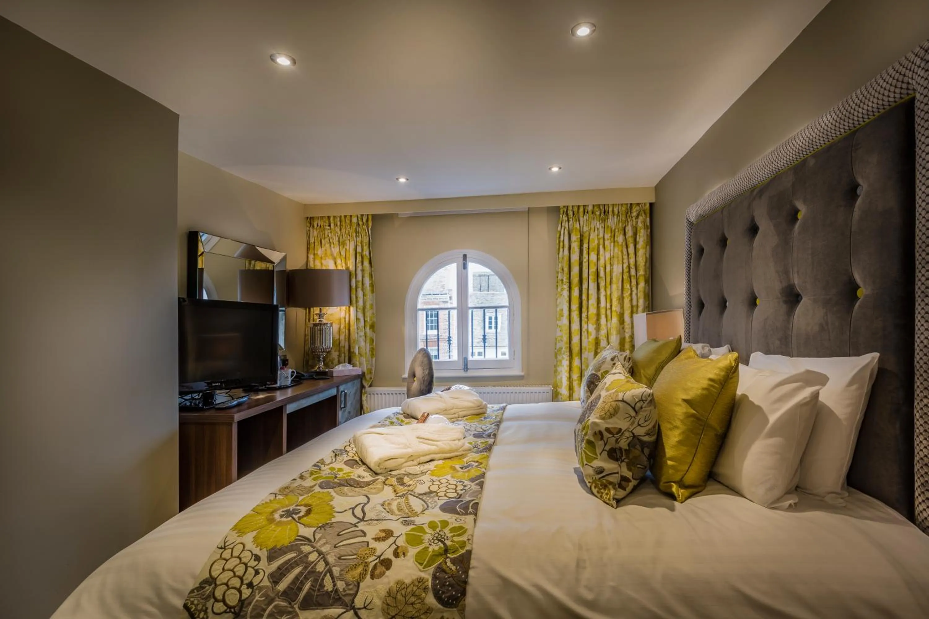 Bedroom, Bed in The Golden Lion Hotel, St Ives, Cambridgeshire - The Coaching Inn Group