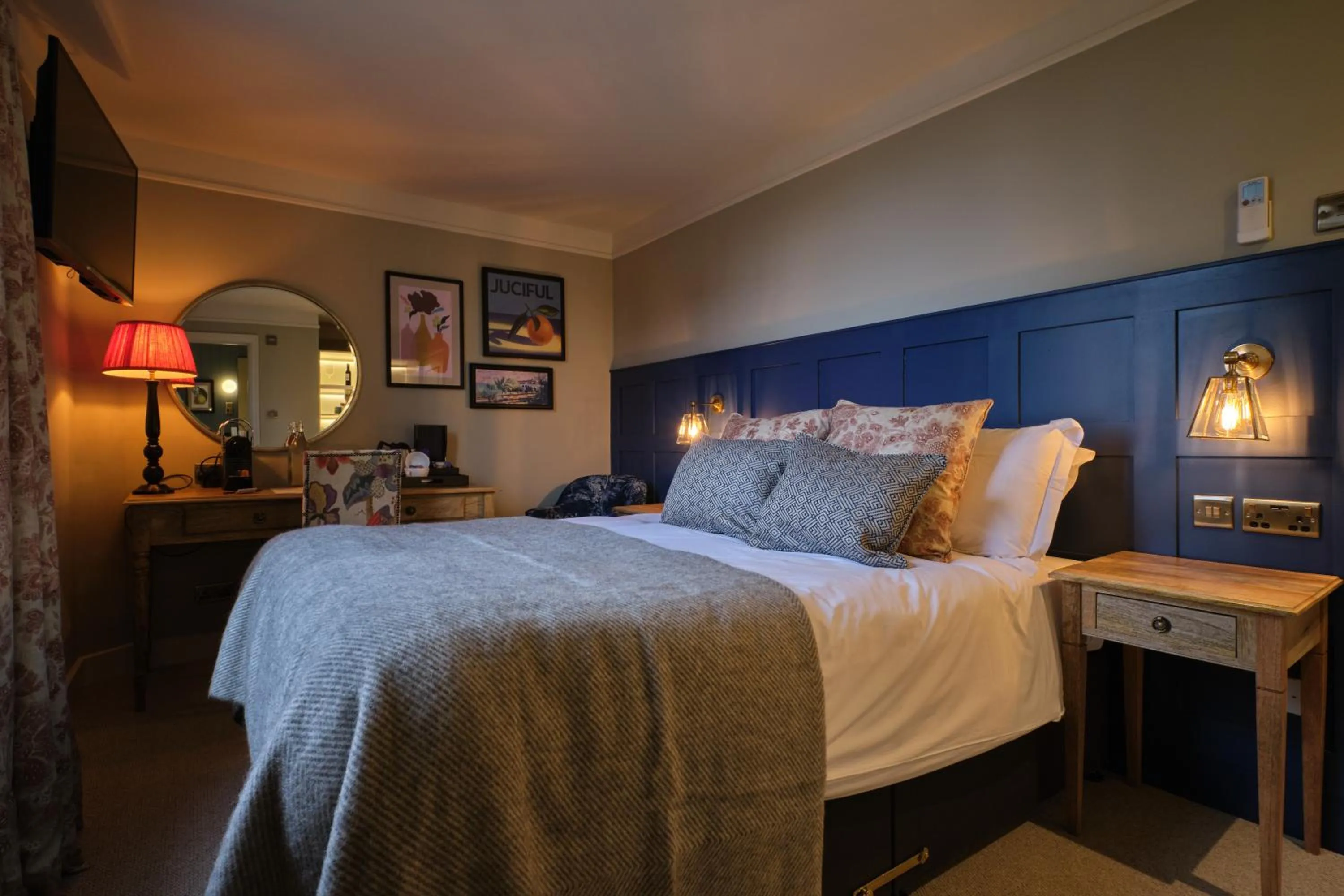 Bedroom, Bed in The Bear Esher