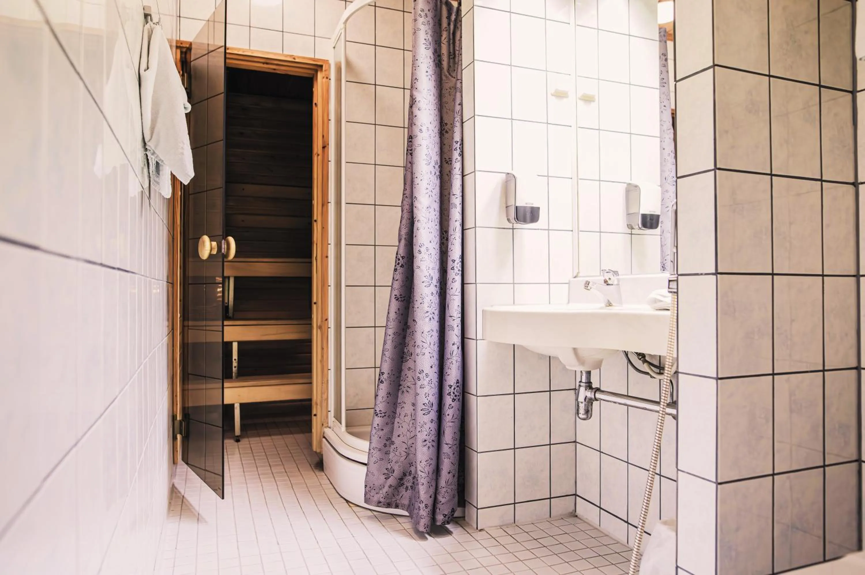 Shower in Hotel Seurahuone