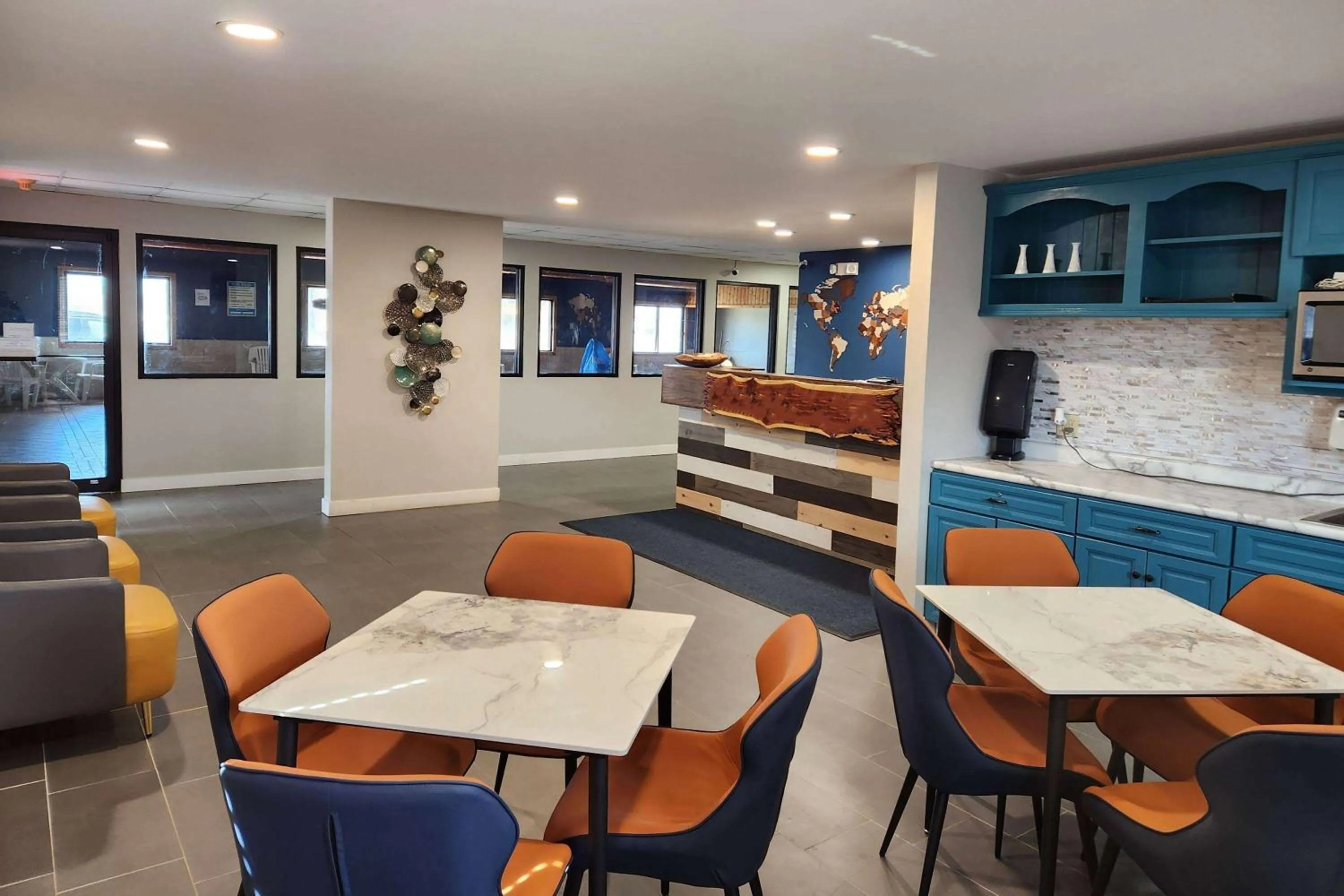 Breakfast in AmeriVu Inn and Suites - Hayward