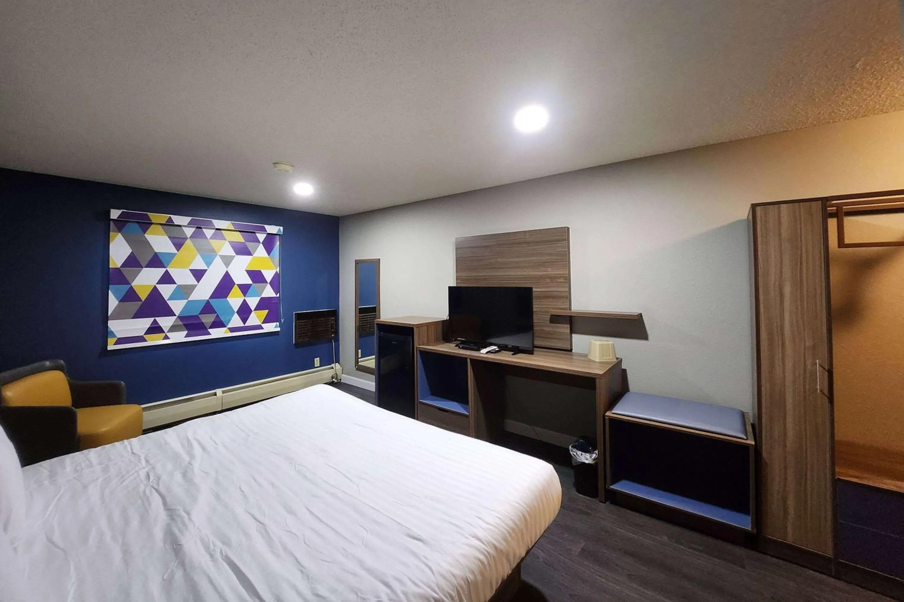 Photo of the whole room, Bed in AmeriVu Inn and Suites - Hayward