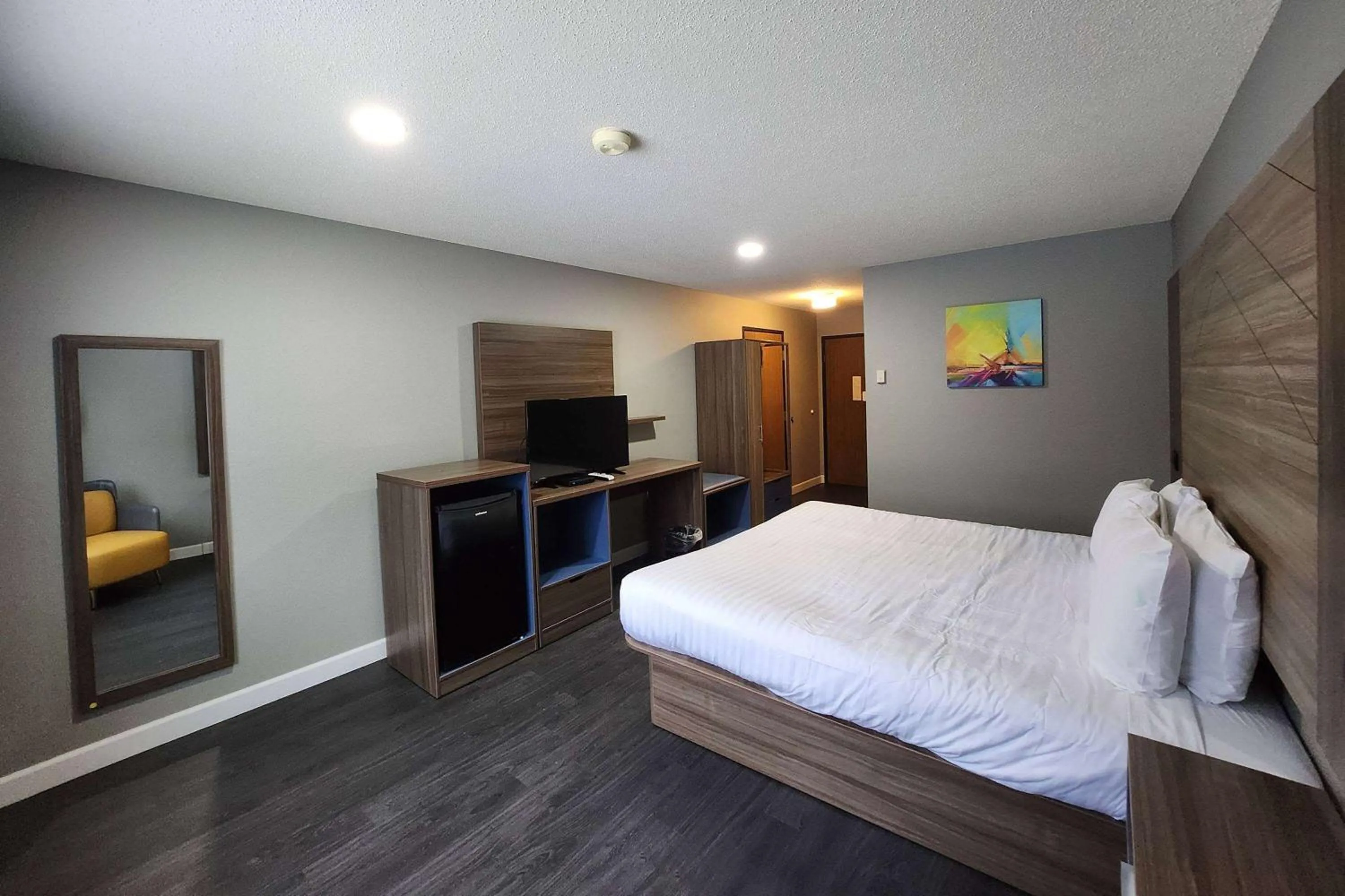 Photo of the whole room, Bed in AmeriVu Inn and Suites - Hayward