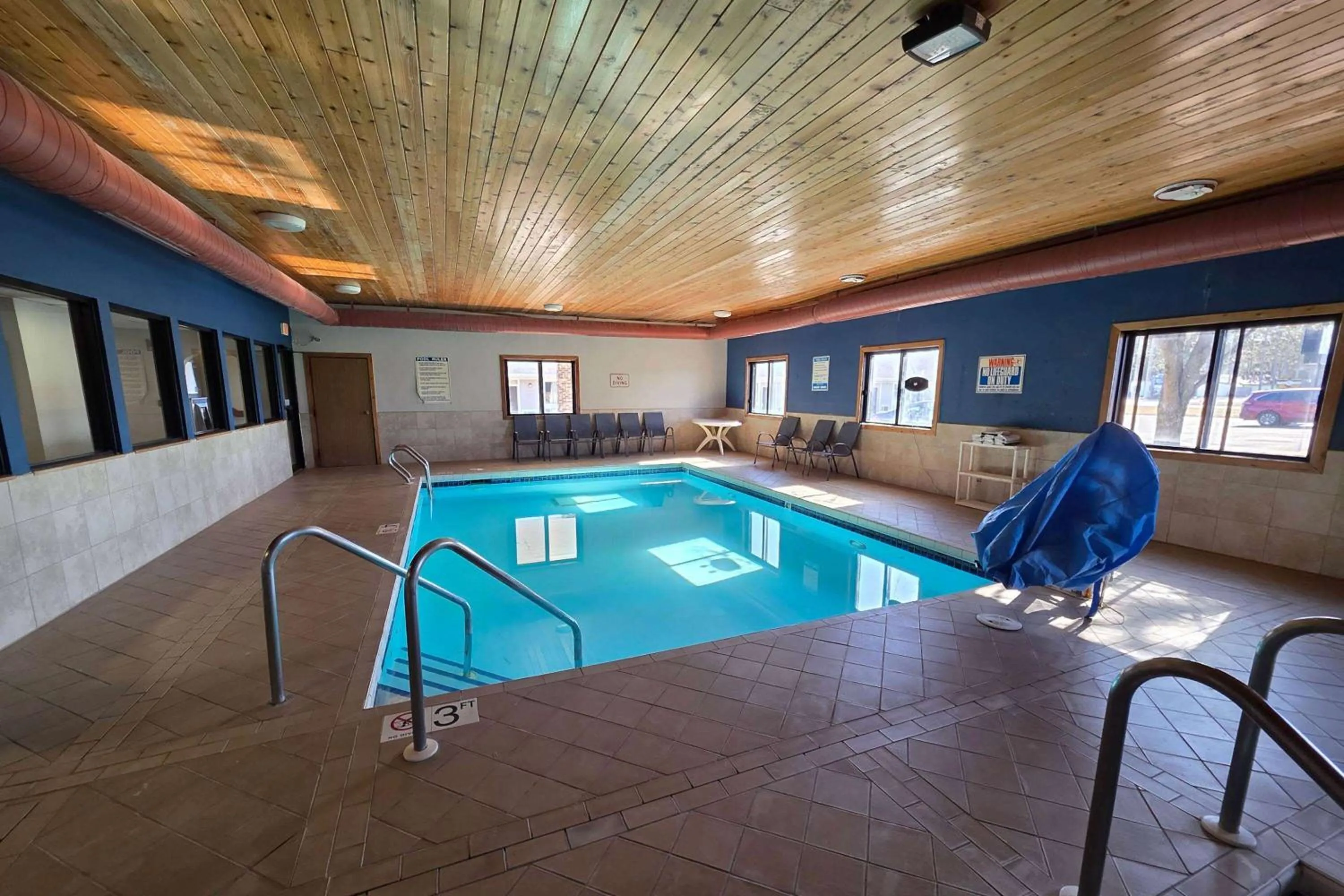 Swimming pool in AmeriVu Inn and Suites - Hayward