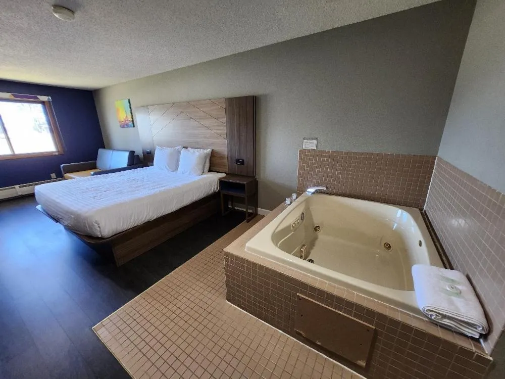 Bed in AmeriVu Inn and Suites - Hayward